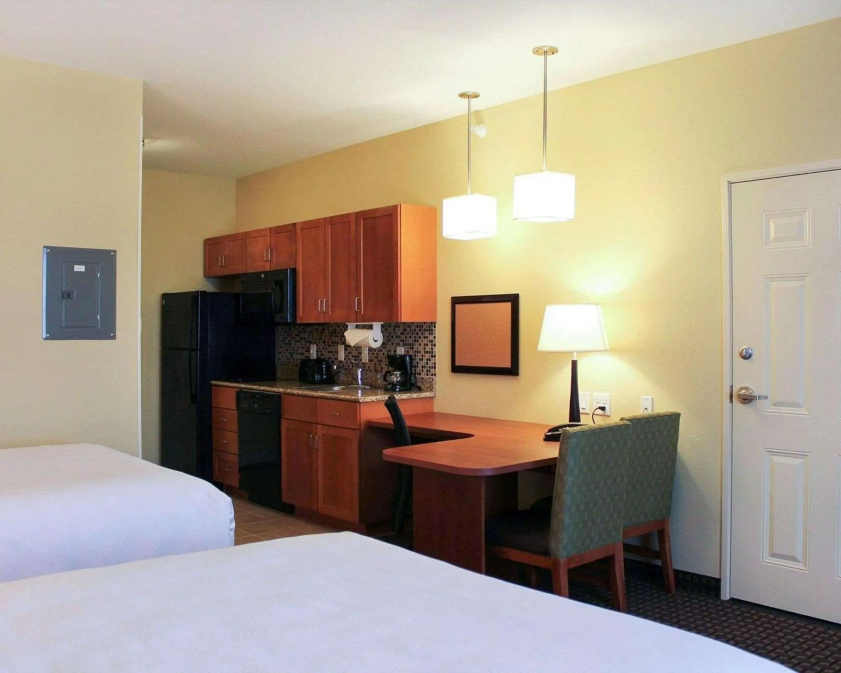 Bedroom, Bed in MainStay Suites Tioga