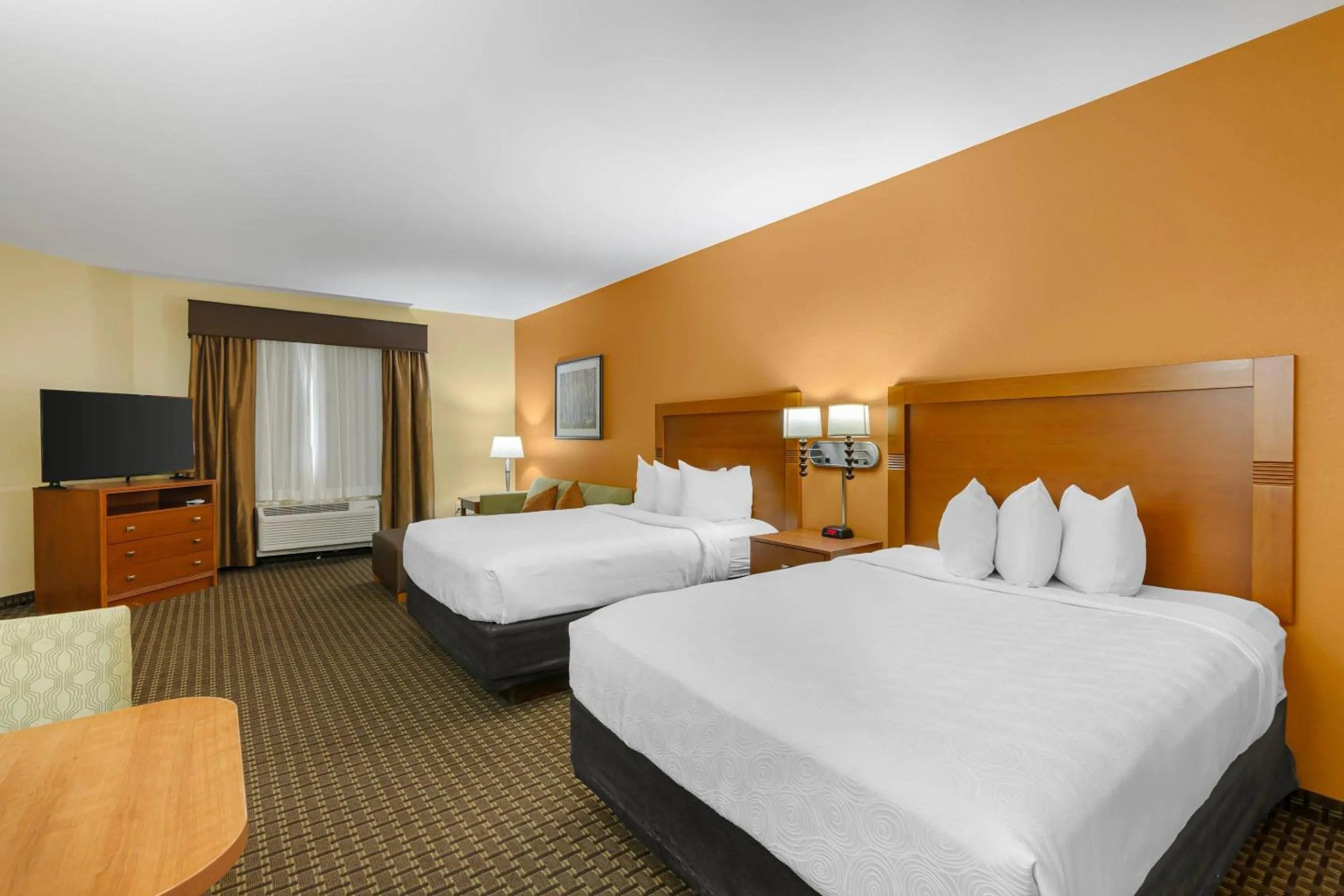 Bedroom, Bed in MainStay Suites Tioga