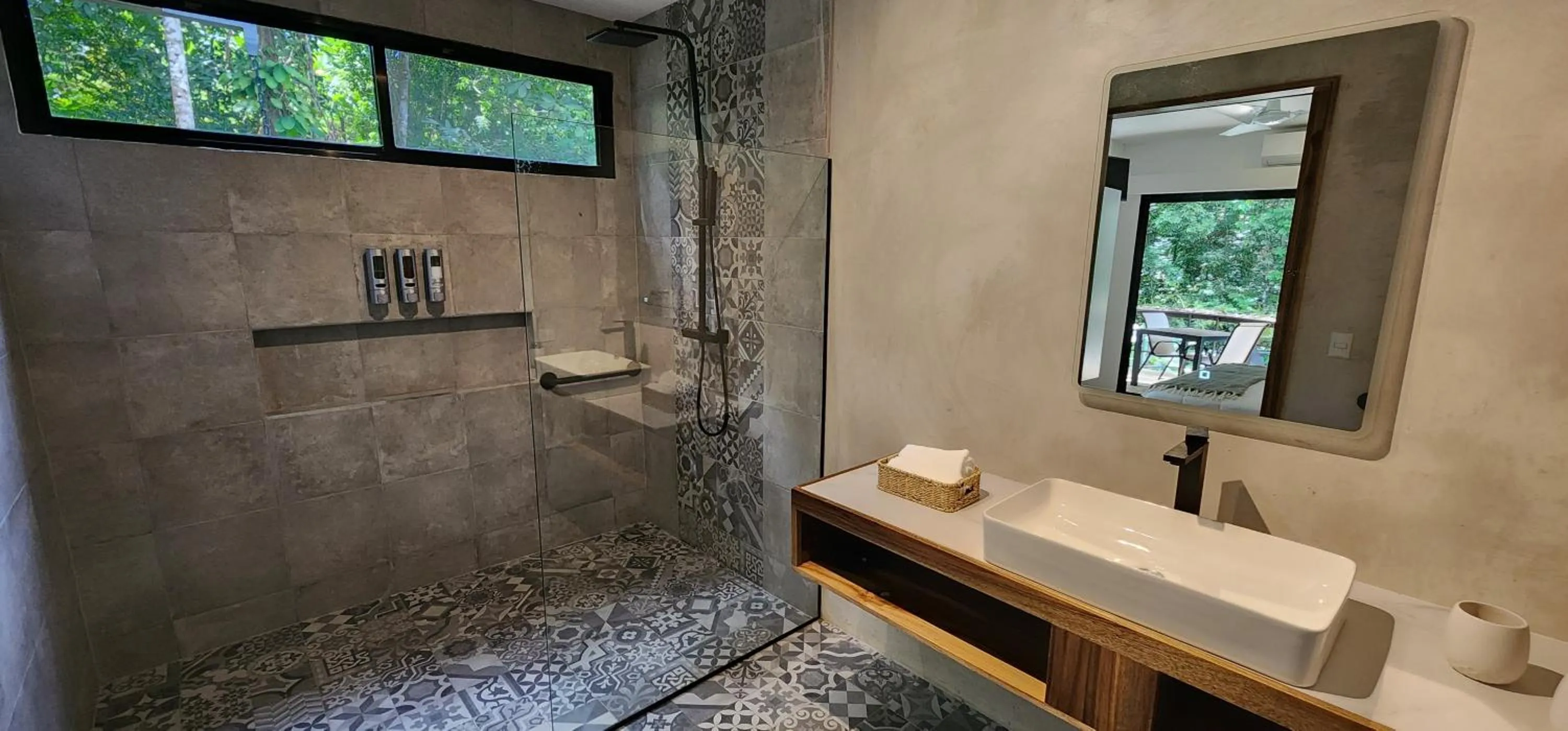 Shower in Hotel Evasión