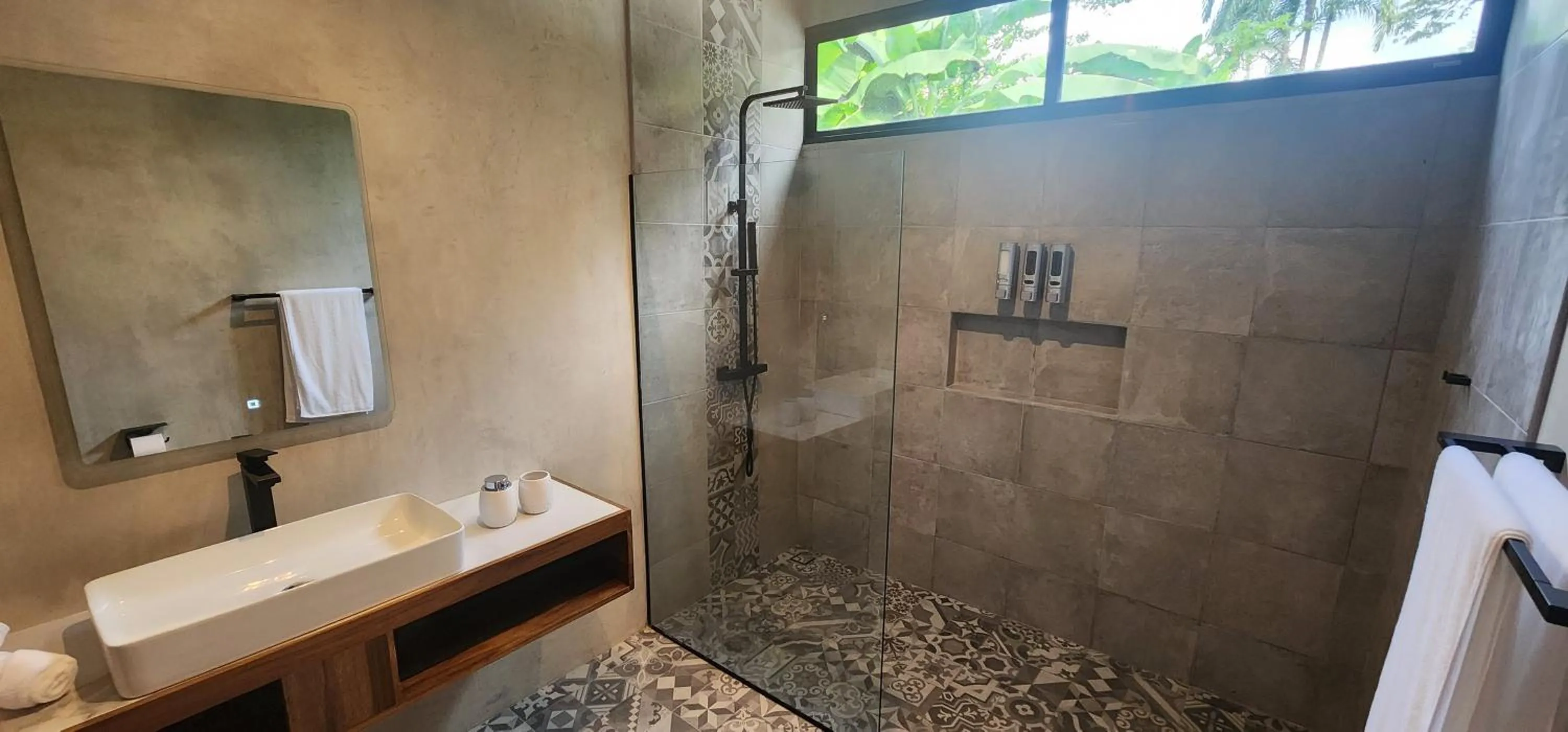 Shower in Hotel Evasión