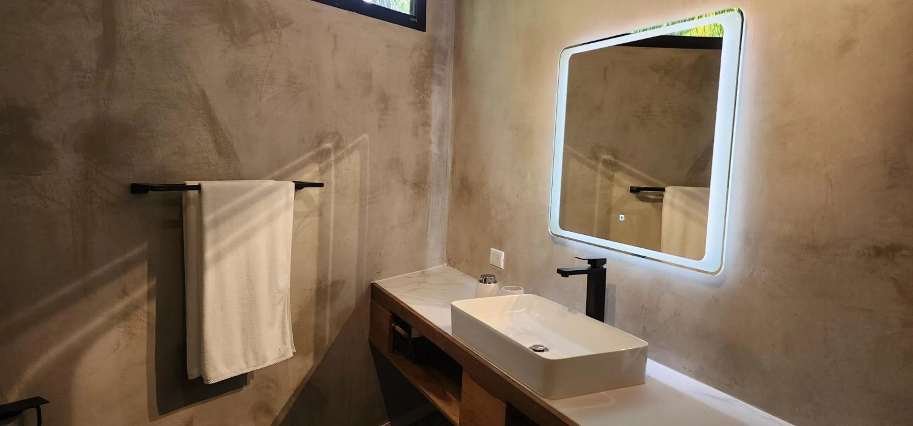 Shower in Hotel Evasión