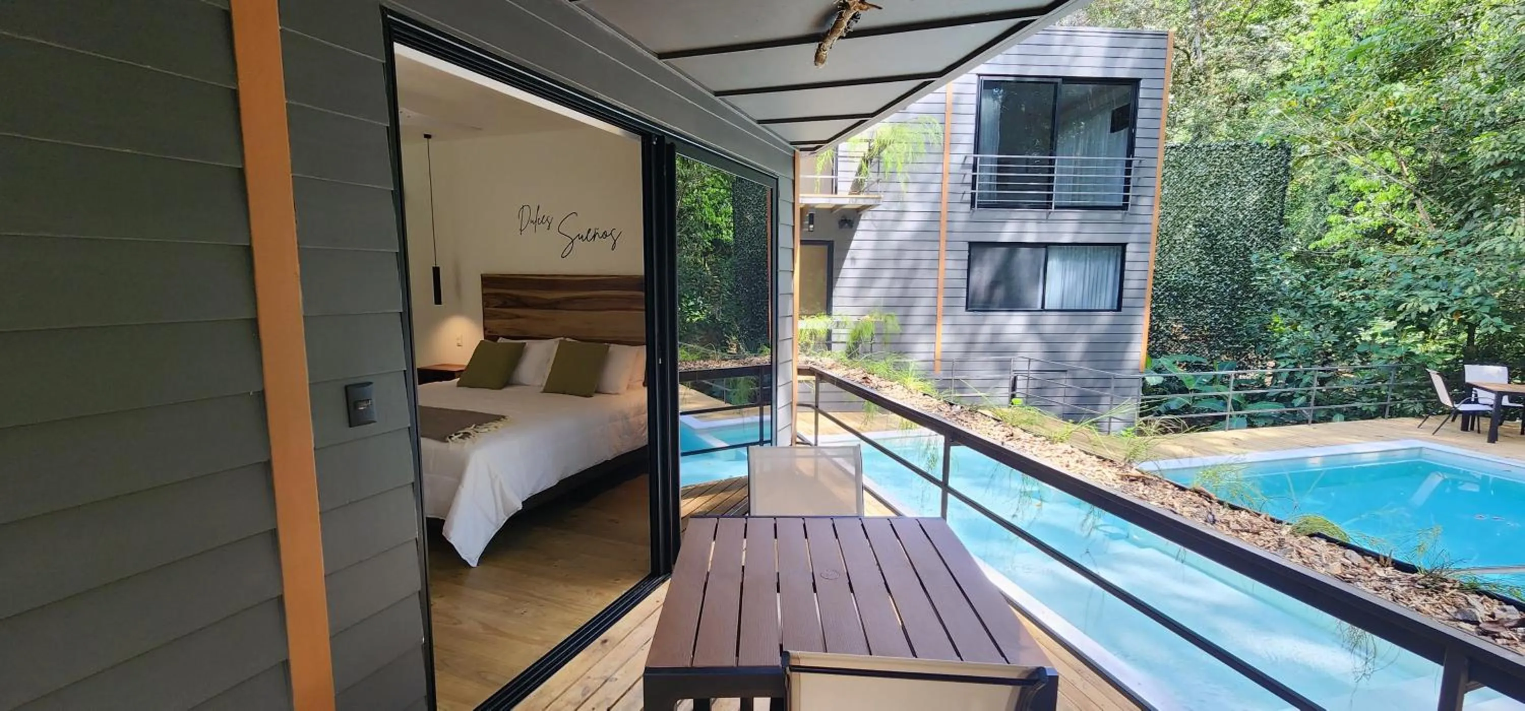 Day, Bed in Hotel Evasión