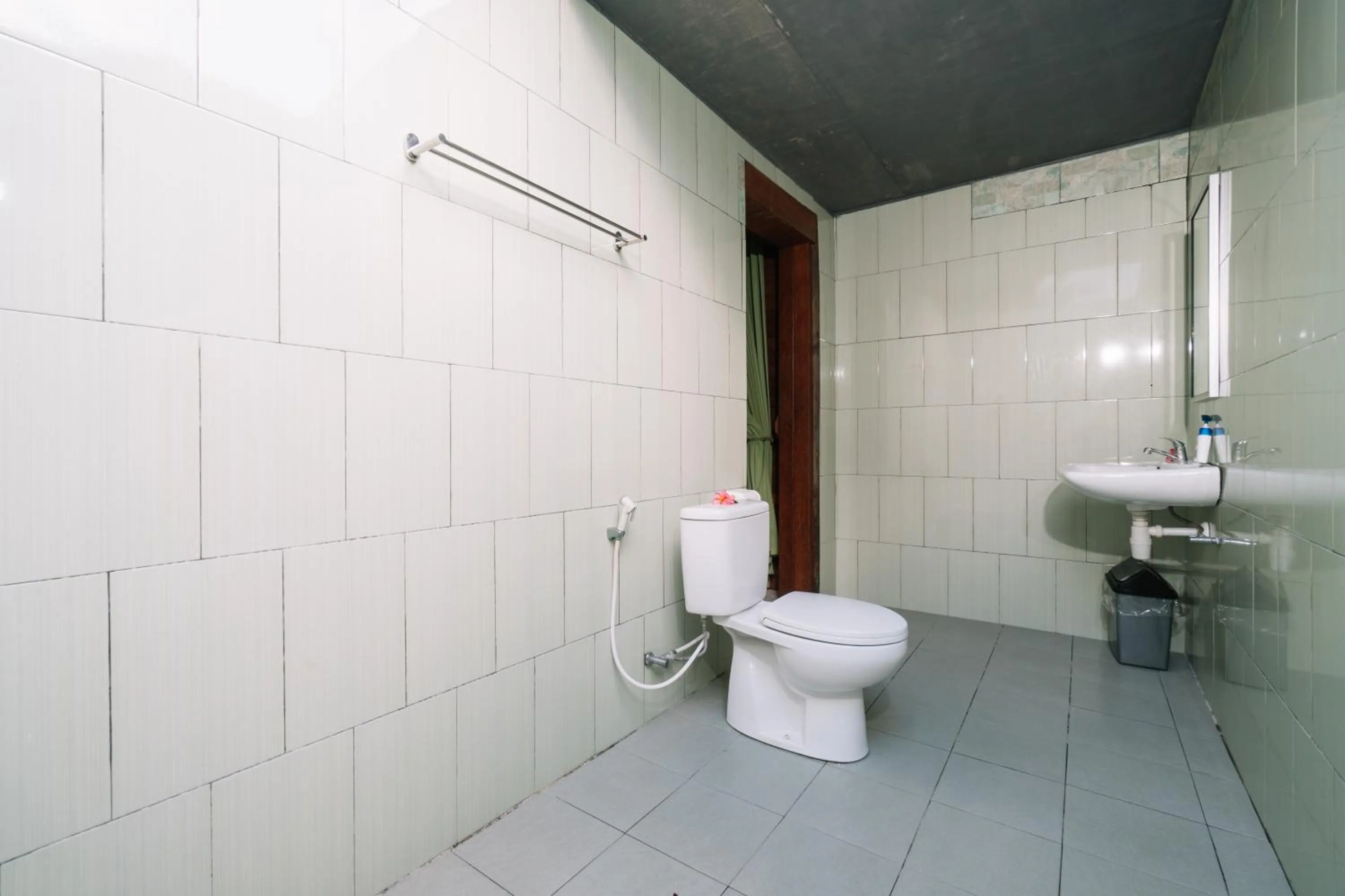 Standard Twin Room with Garden View in D and B Bungalow's by DeWizZ Management
