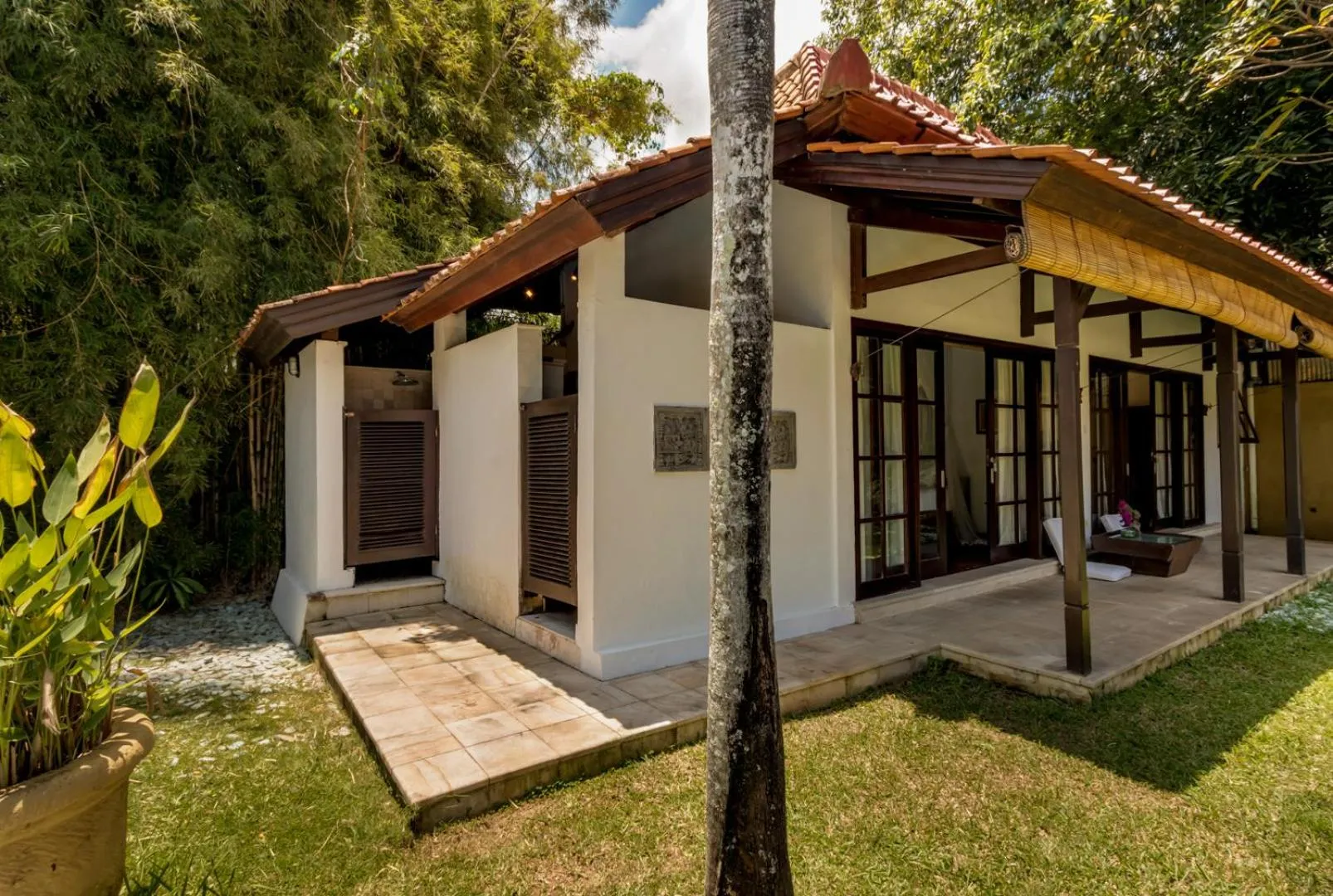 Property building in Villa Eight