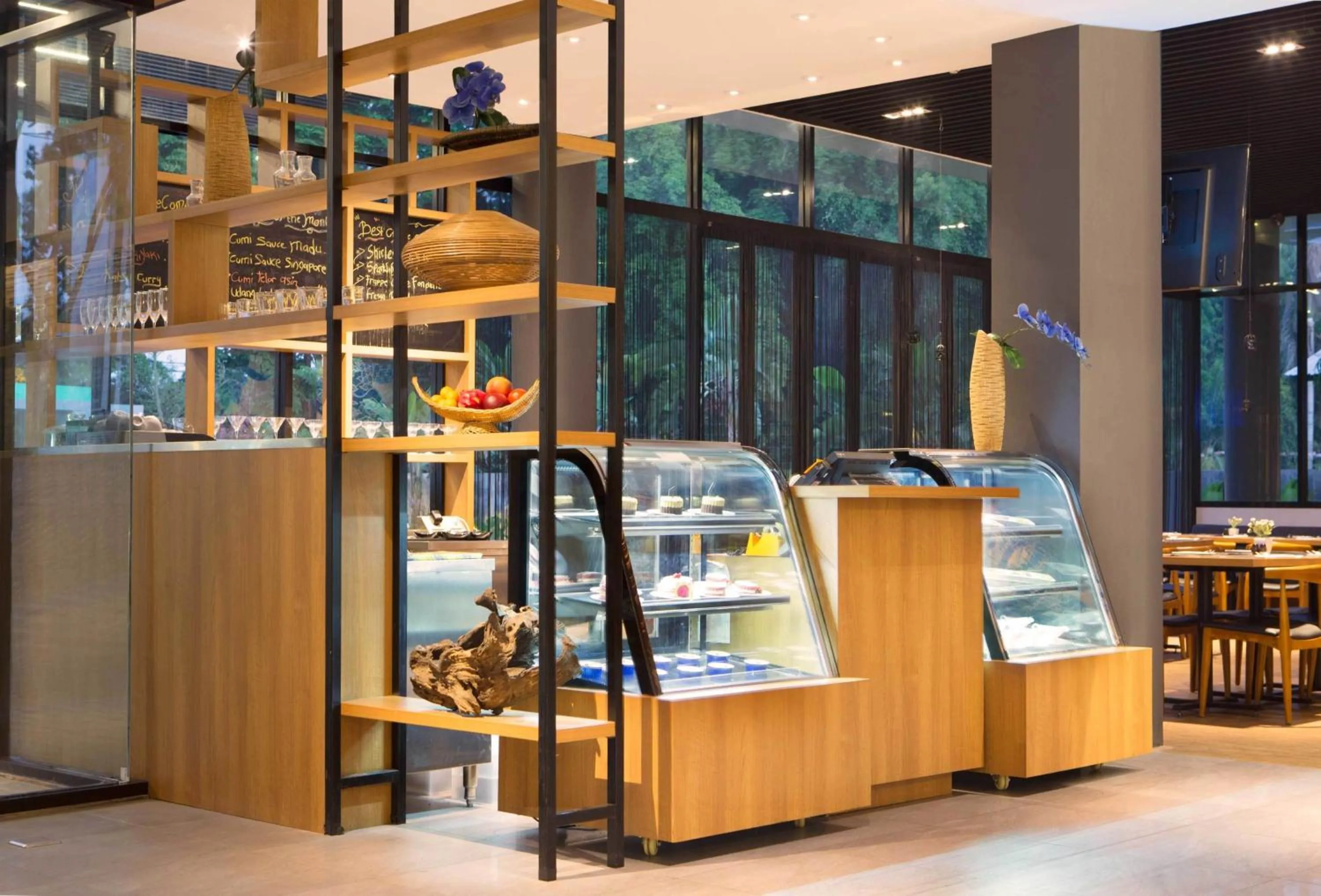 Restaurant/places to eat in BATIQA Hotel Cirebon