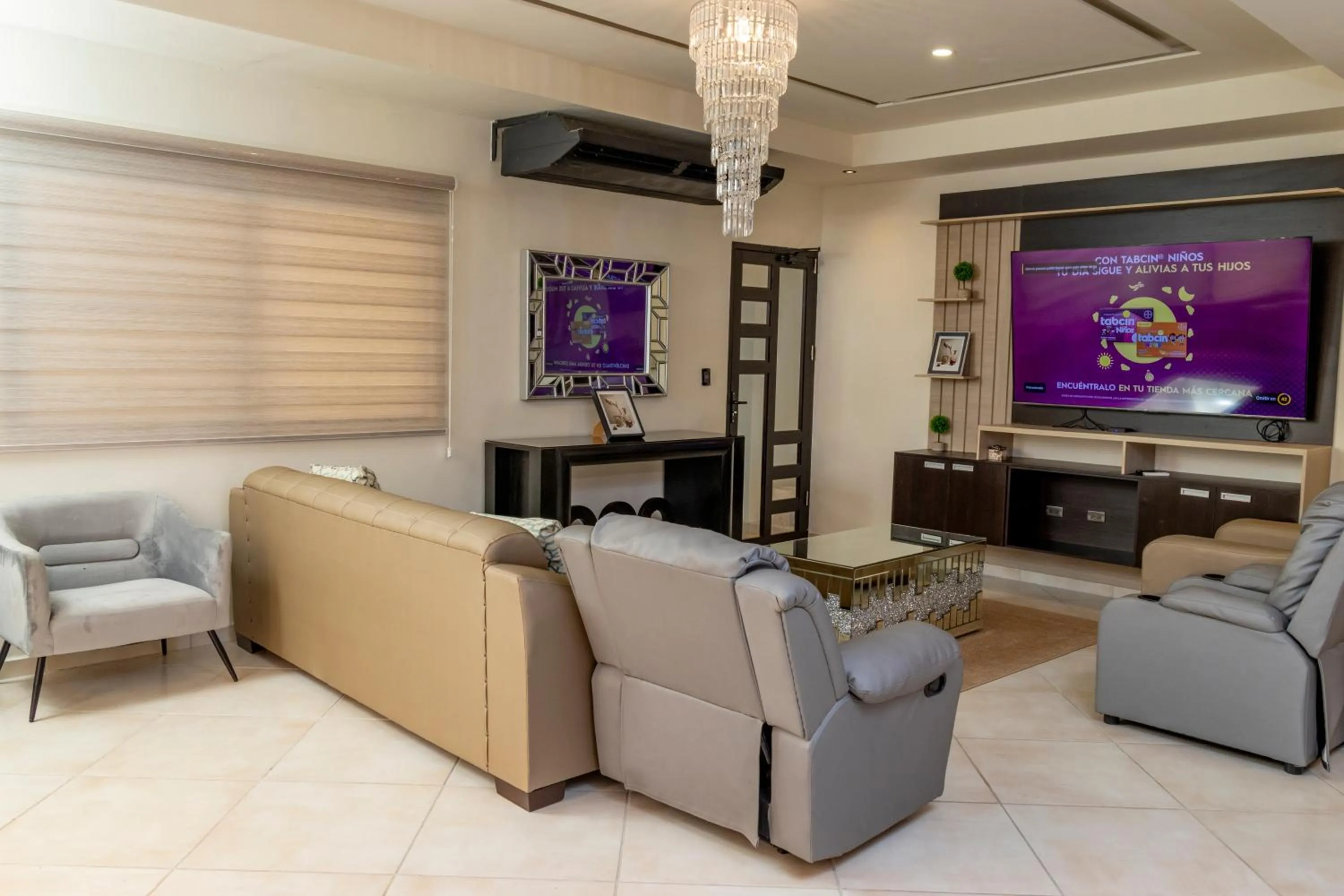 Communal lounge/ TV room in Luxury Canyon Suites