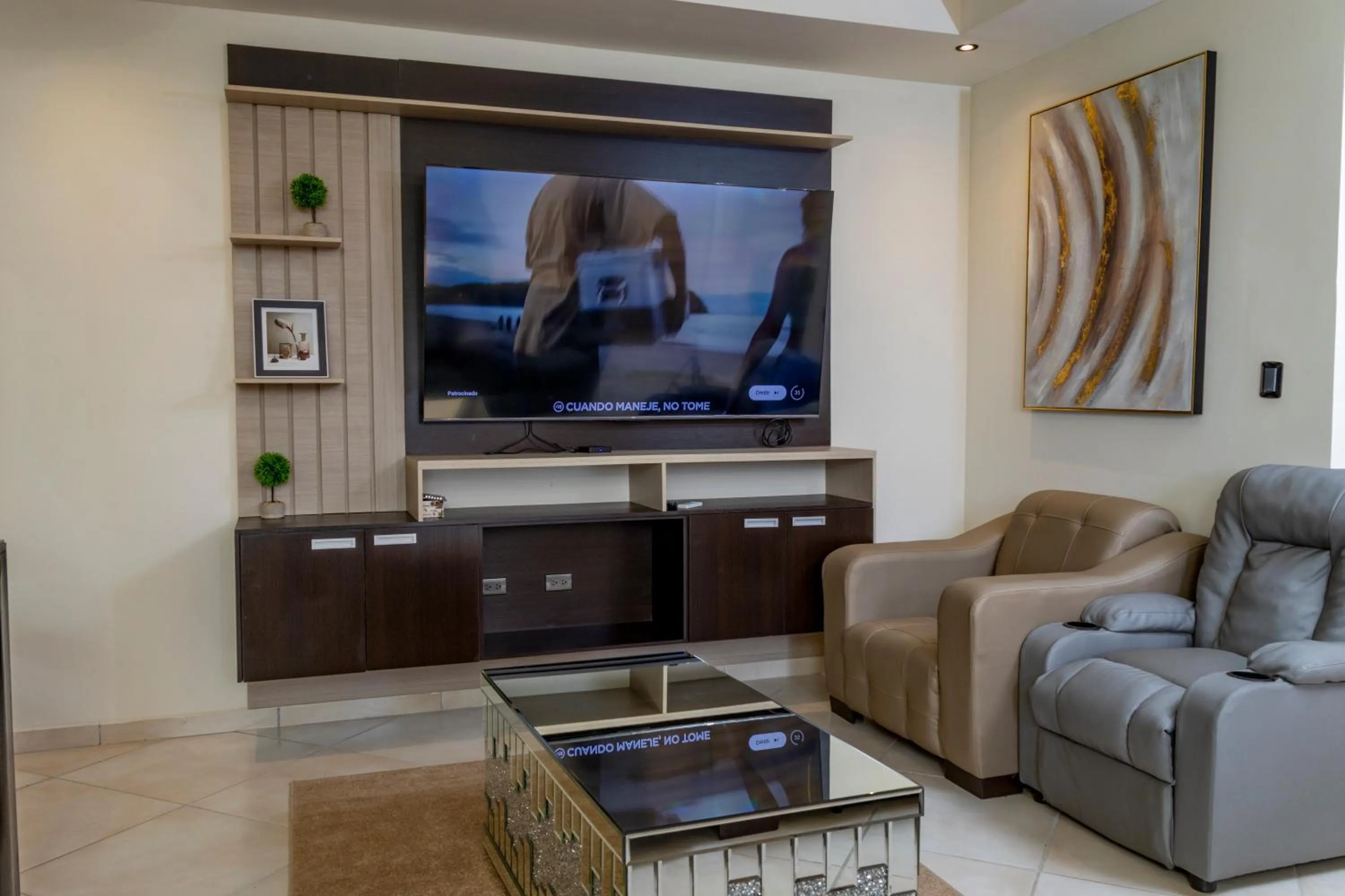 Communal lounge/ TV room in Luxury Canyon Suites