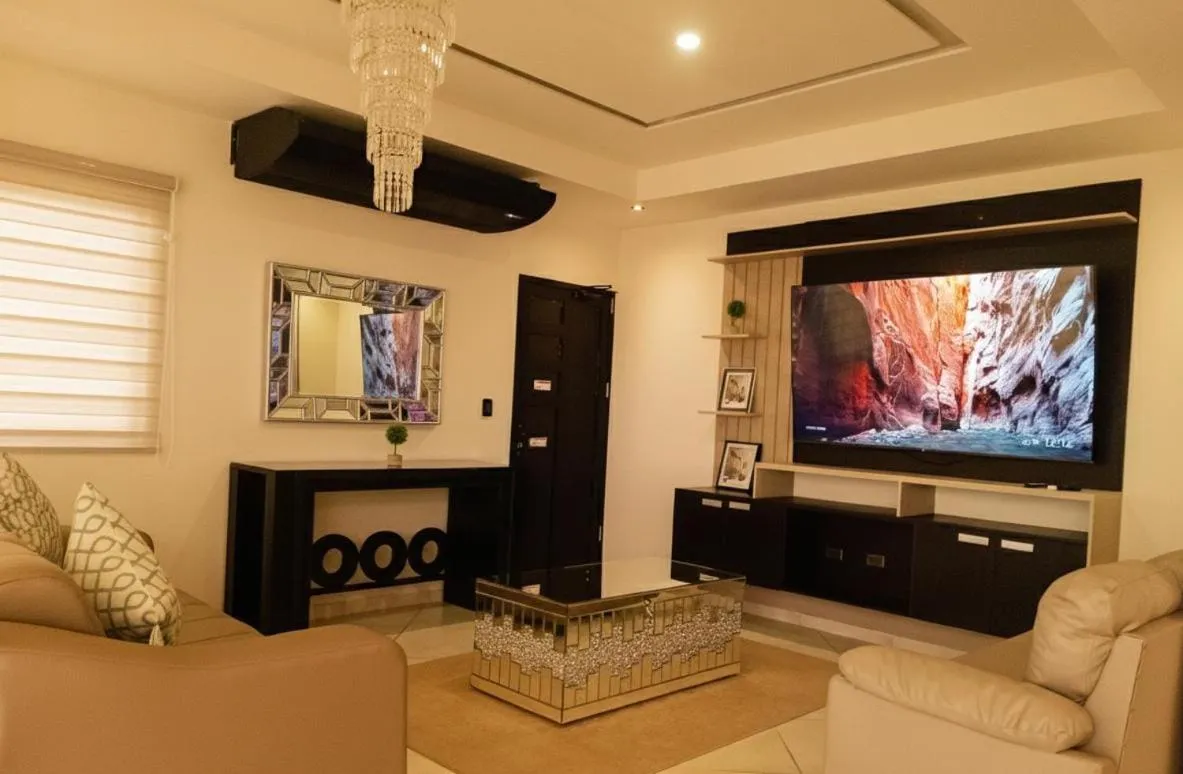 Communal lounge/ TV room in Luxury Canyon Suites