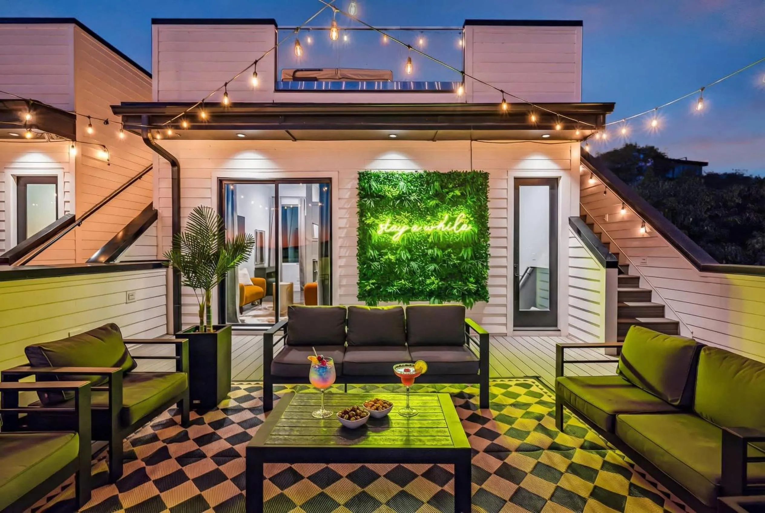 Rooftop Hot Tub City Views Pac-Man Pool Table