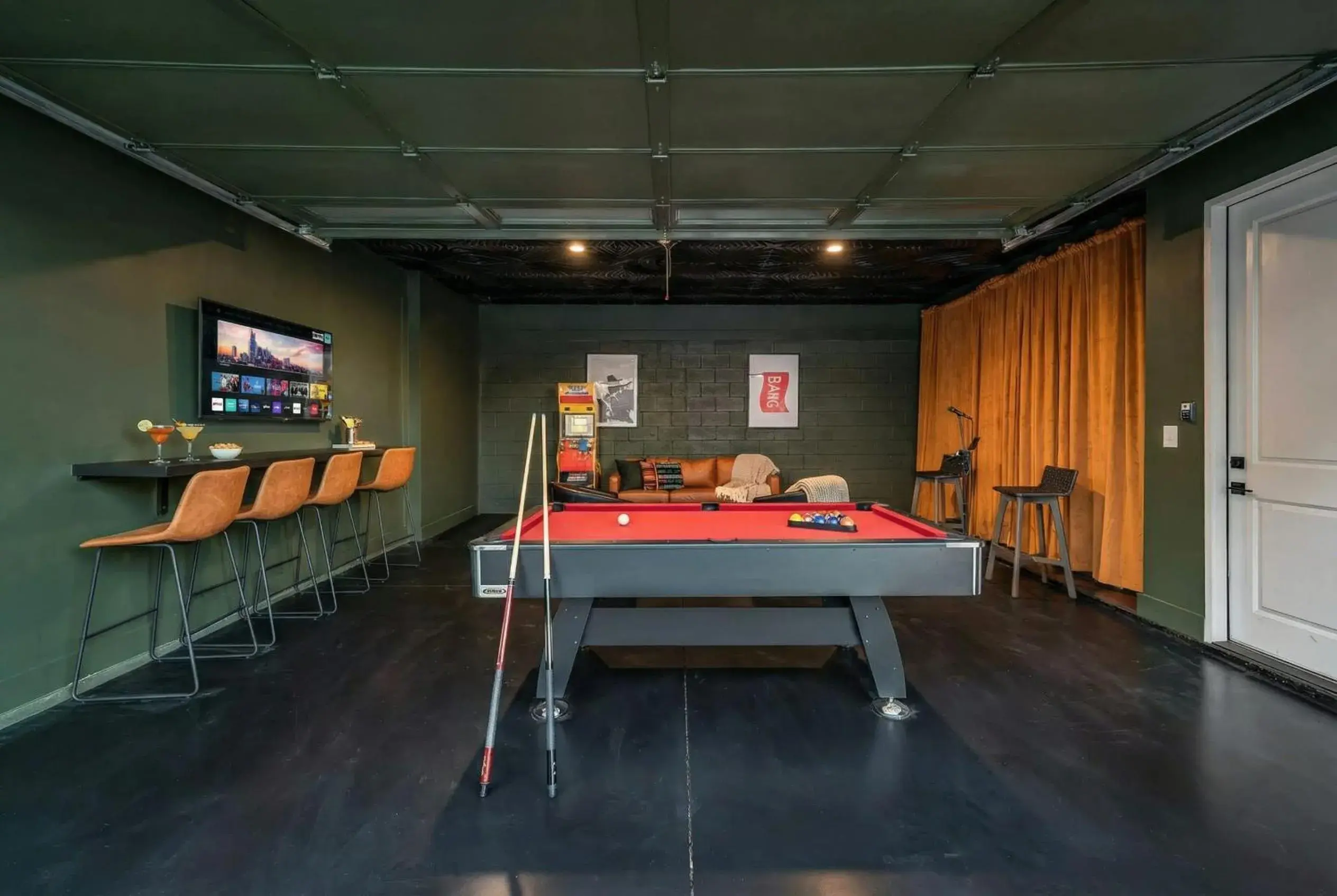 Rooftop Hot Tub City Views Pac-Man Pool Table Rooftop Hot Tub City Views Pac-Man Pool Table