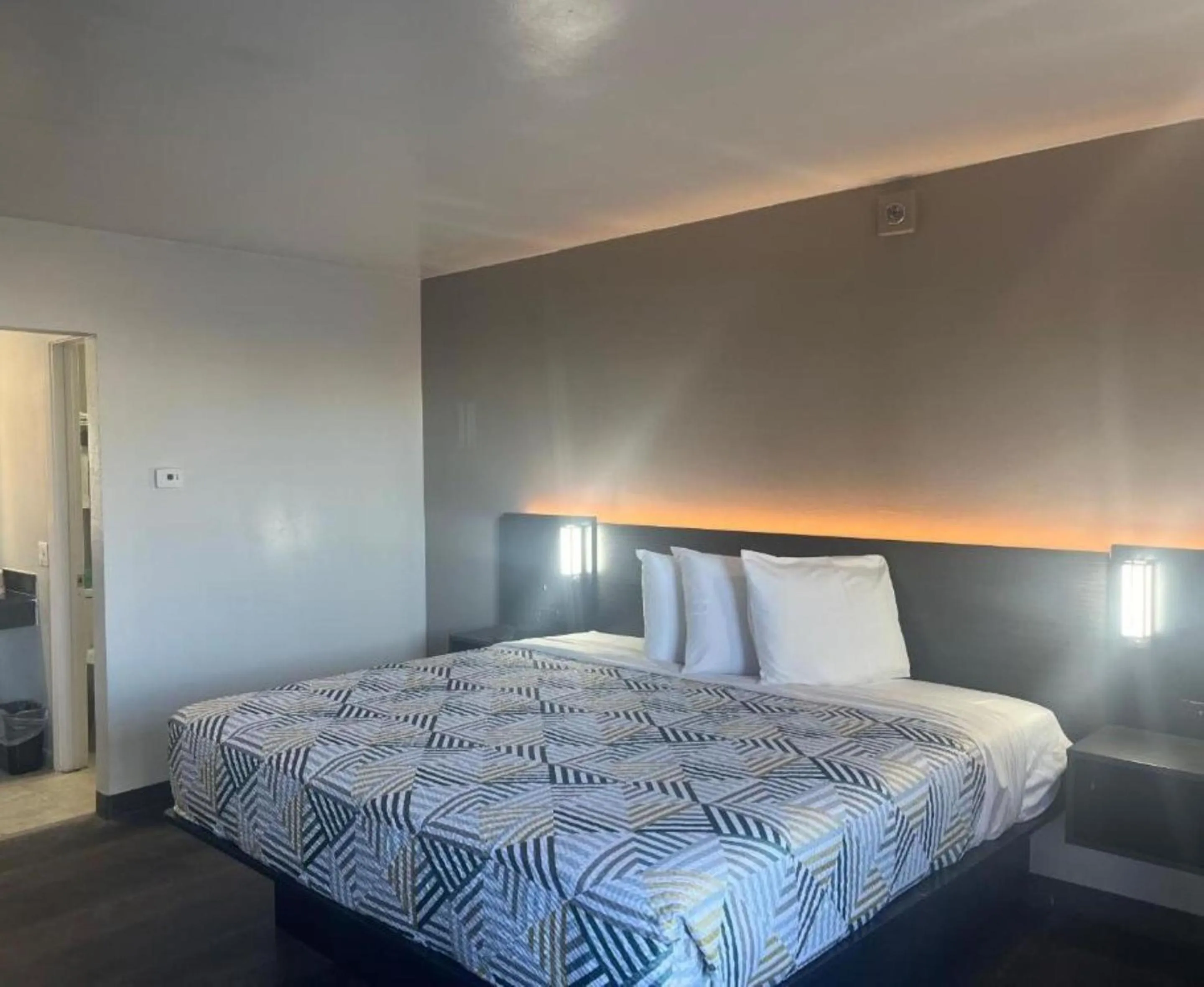 Bedroom, Bed in Studio 6 Dumas, TX