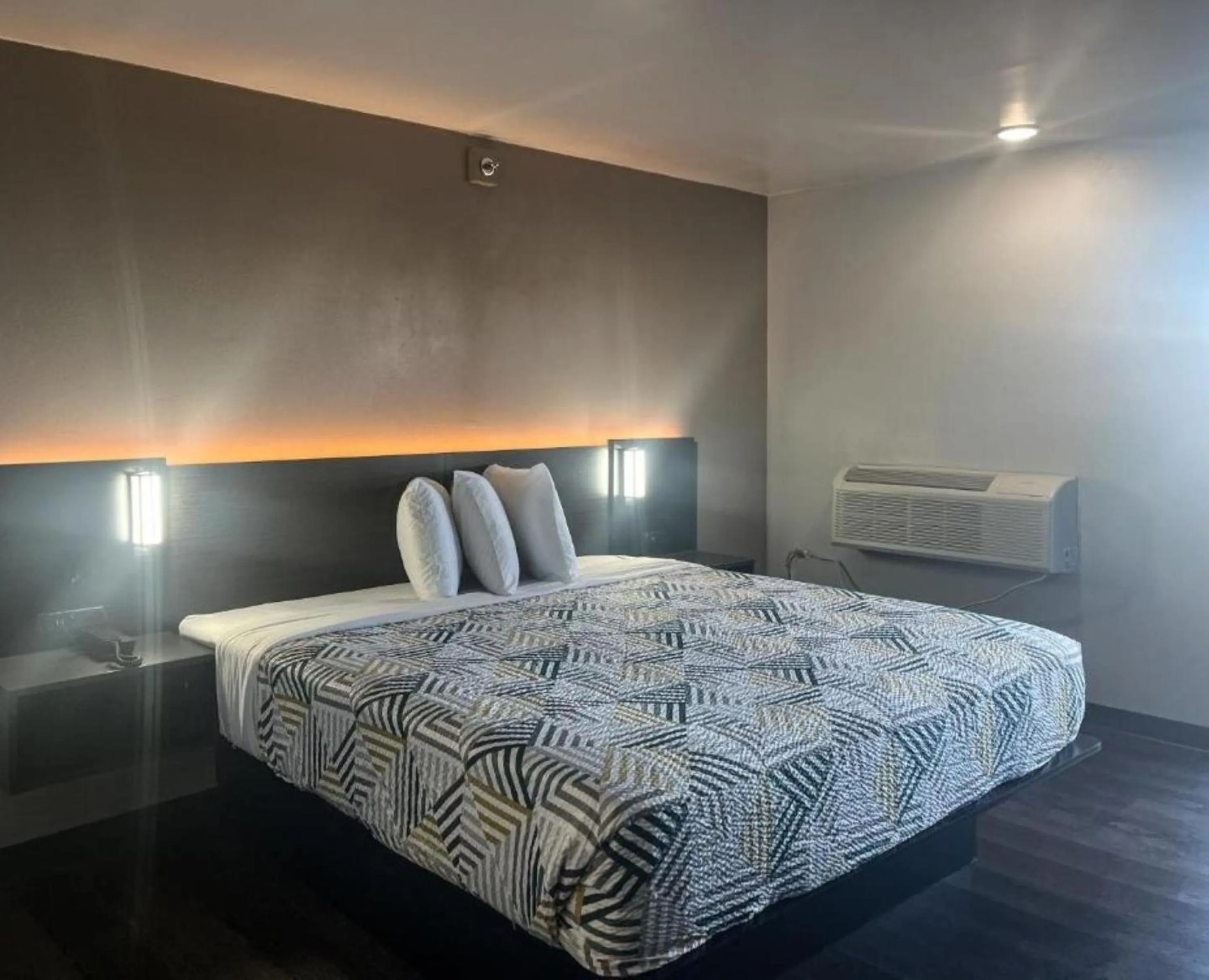 Bedroom, Bed in Studio 6 Dumas, TX