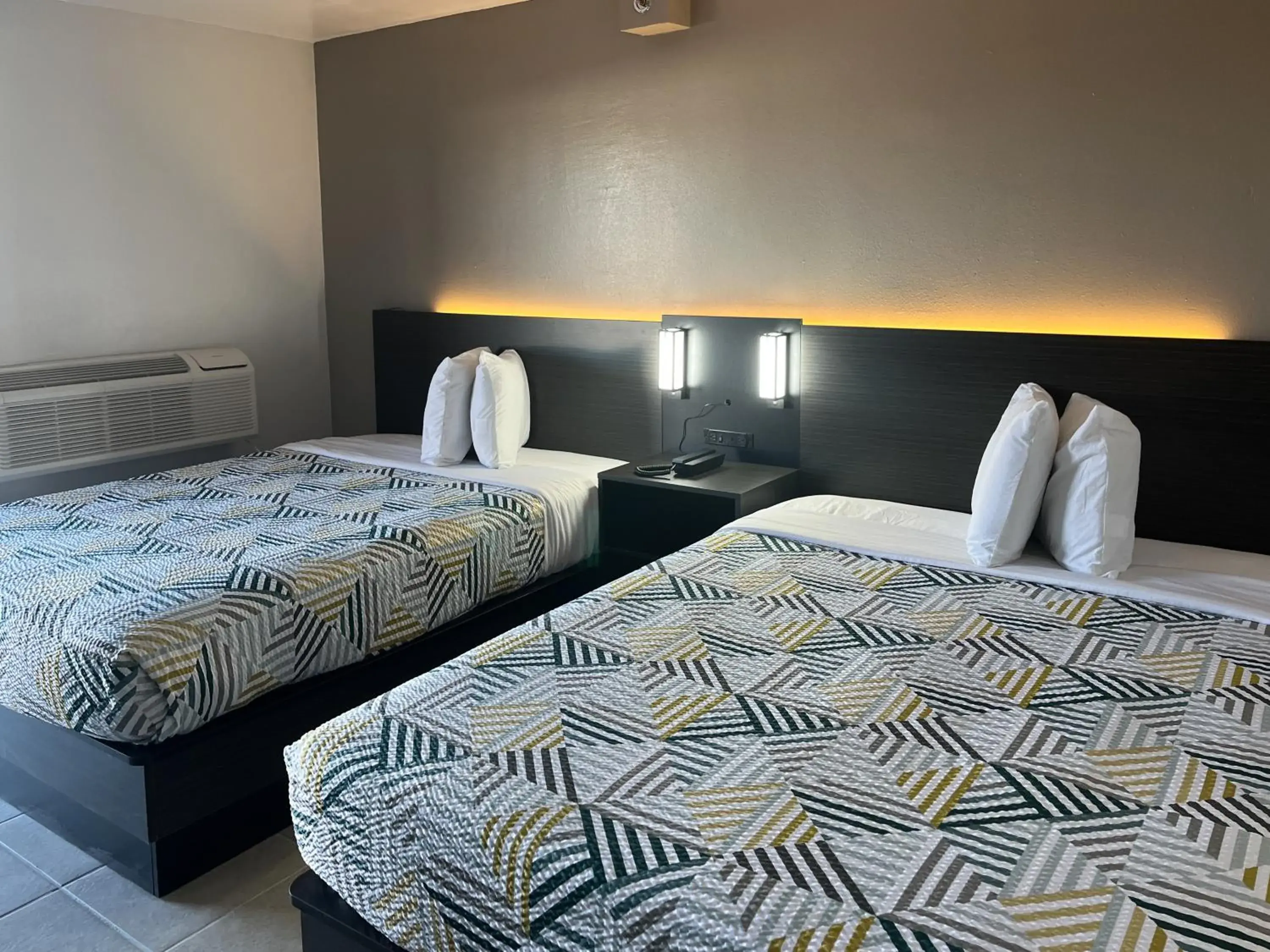 Queen Room with Two Queen Beds - Non-Smoking in Studio 6 Dumas, TX Queen Room with Two Queen Beds - Non-Smoking in Studio 6 Dumas, TX