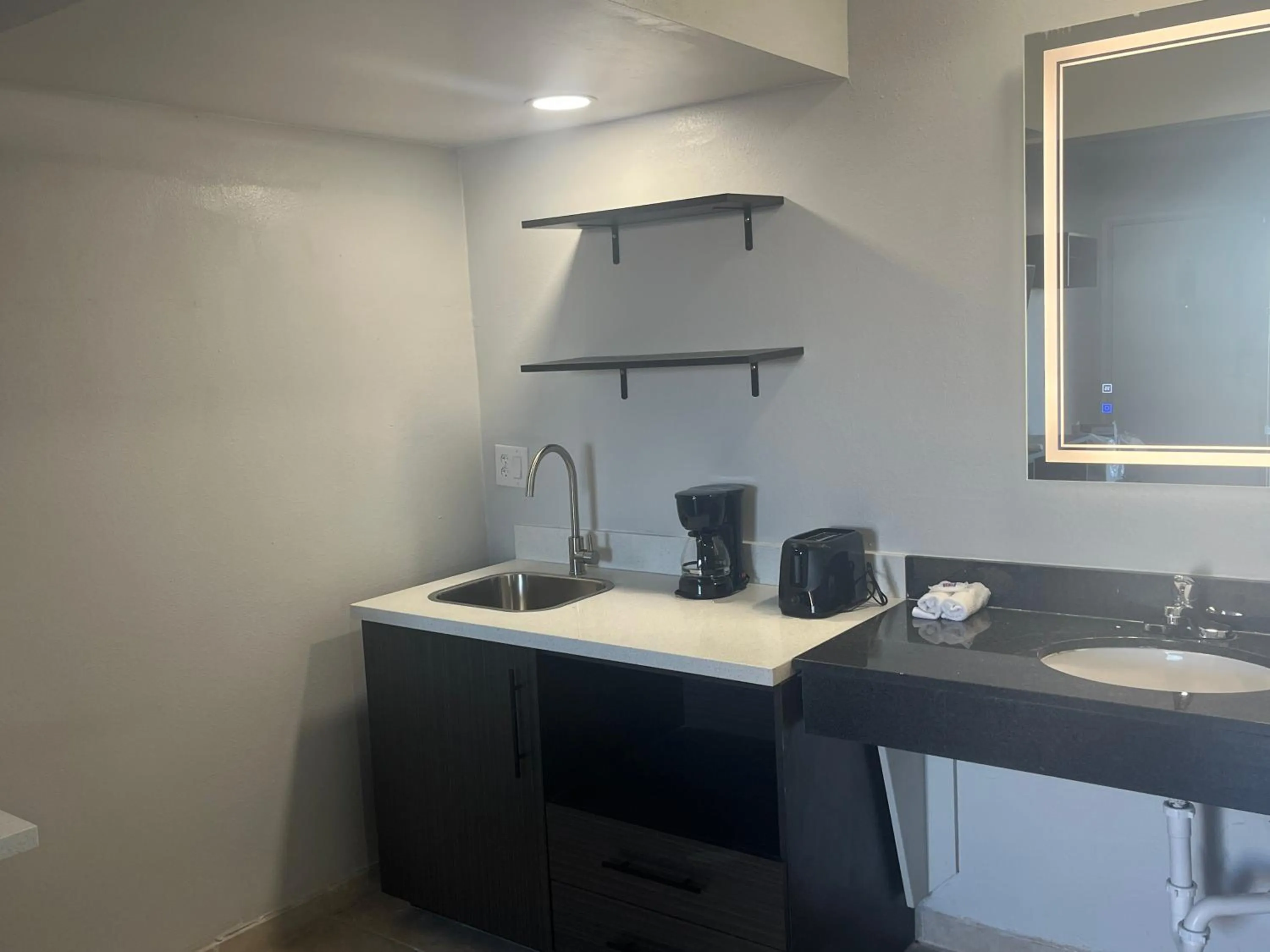 Kitchen or kitchenette in Studio 6 Dumas, TX