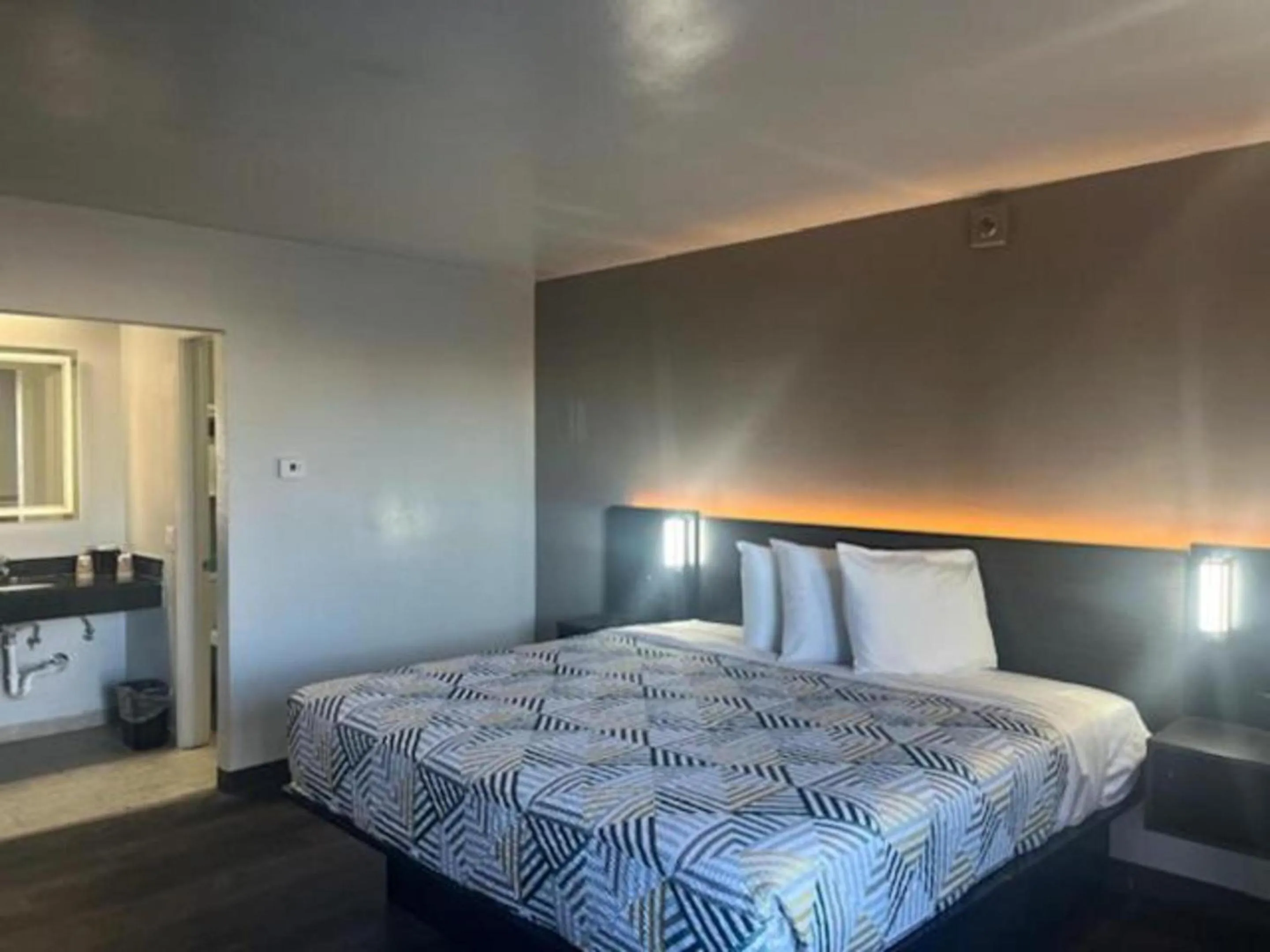 Bedroom, Bed in Studio 6 Dumas, TX