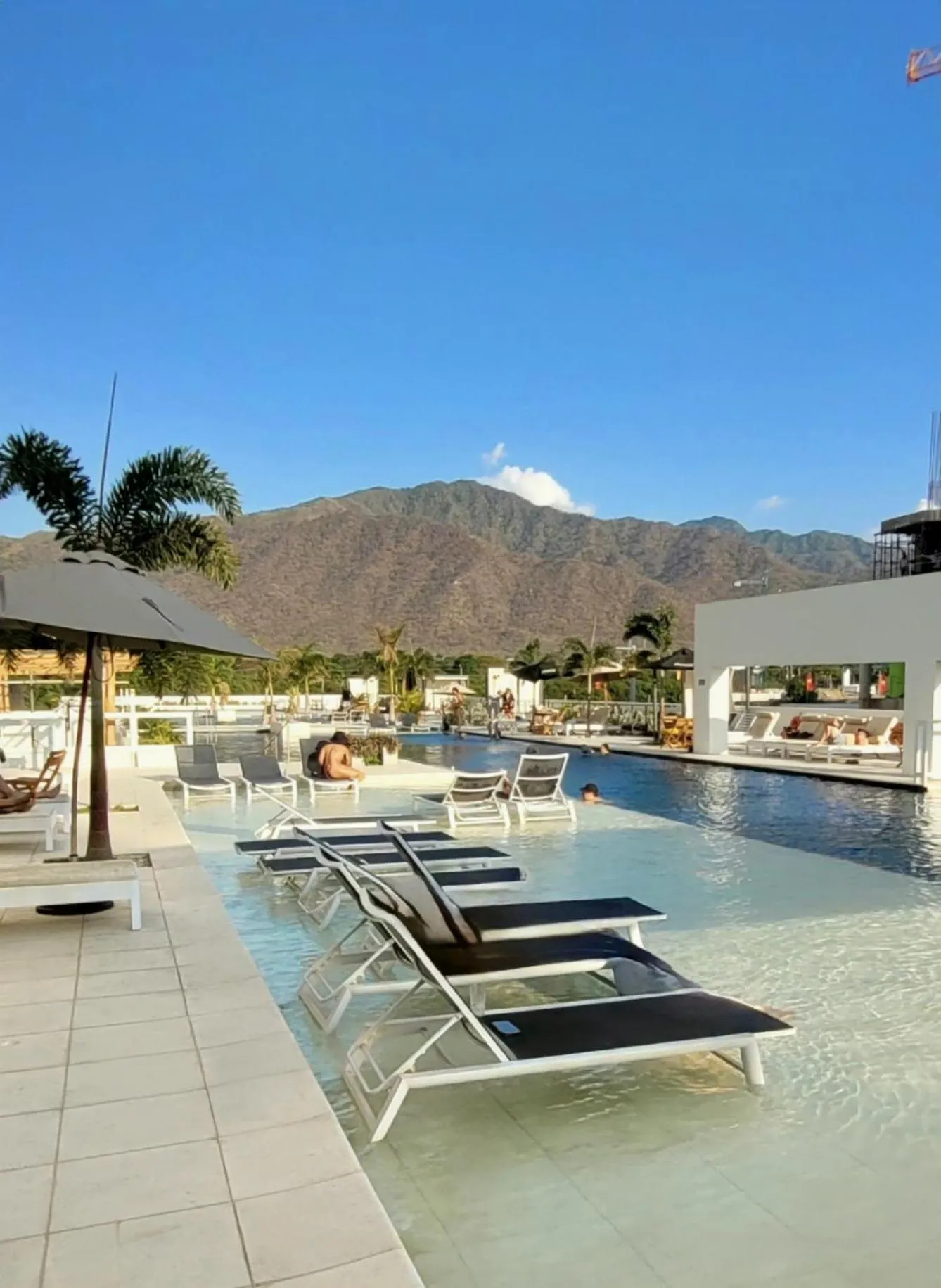 Swimming pool in Hotel Porto Horizonte suite 1426