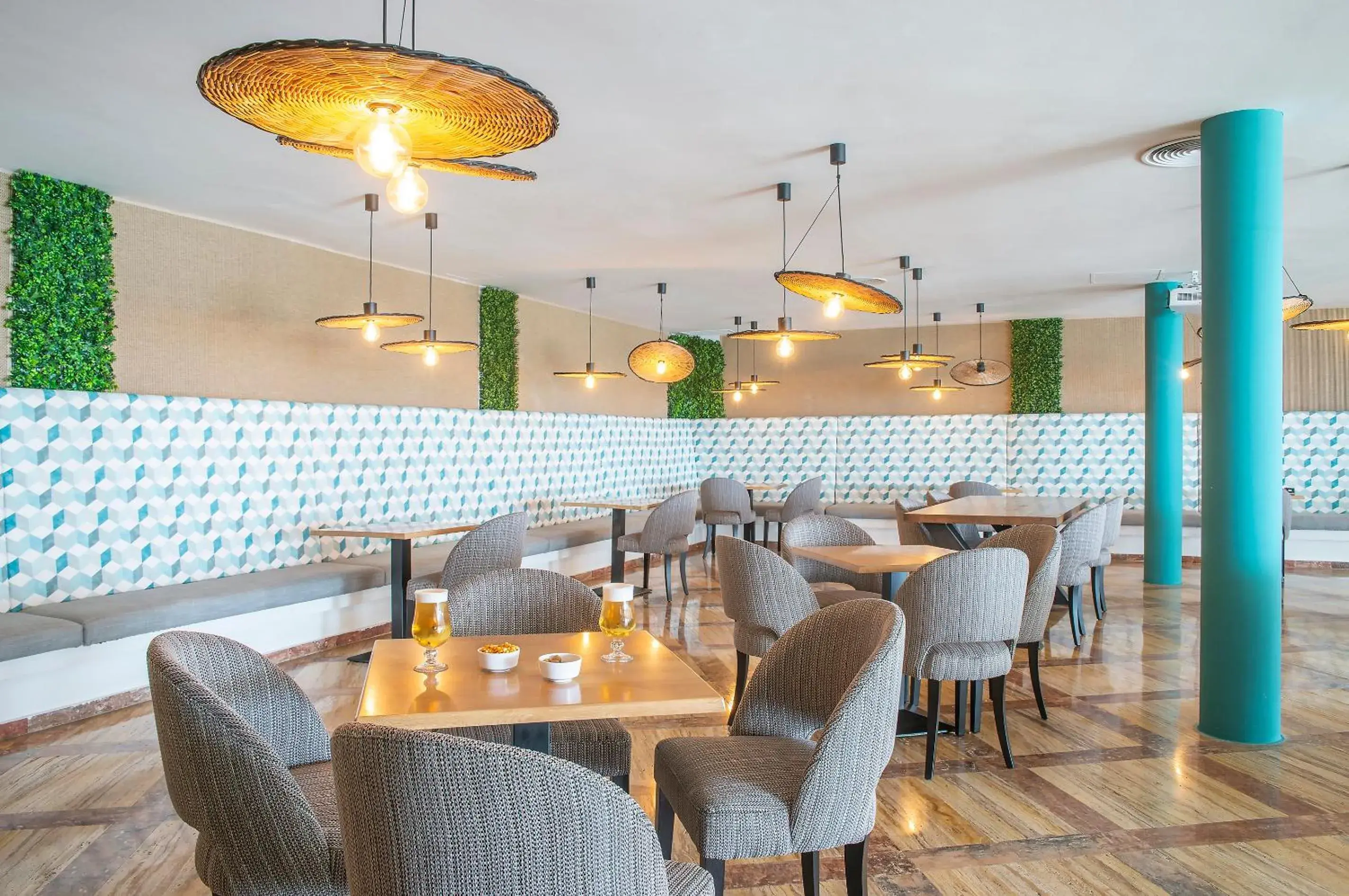 Lounge or bar in Hotel Menorca Binibeca - Adults Recommended - by Pierre & Vacances Premium Lounge or bar in Hotel Menorca Binibeca - Adults Recommended - by Pierre & Vacances Premium