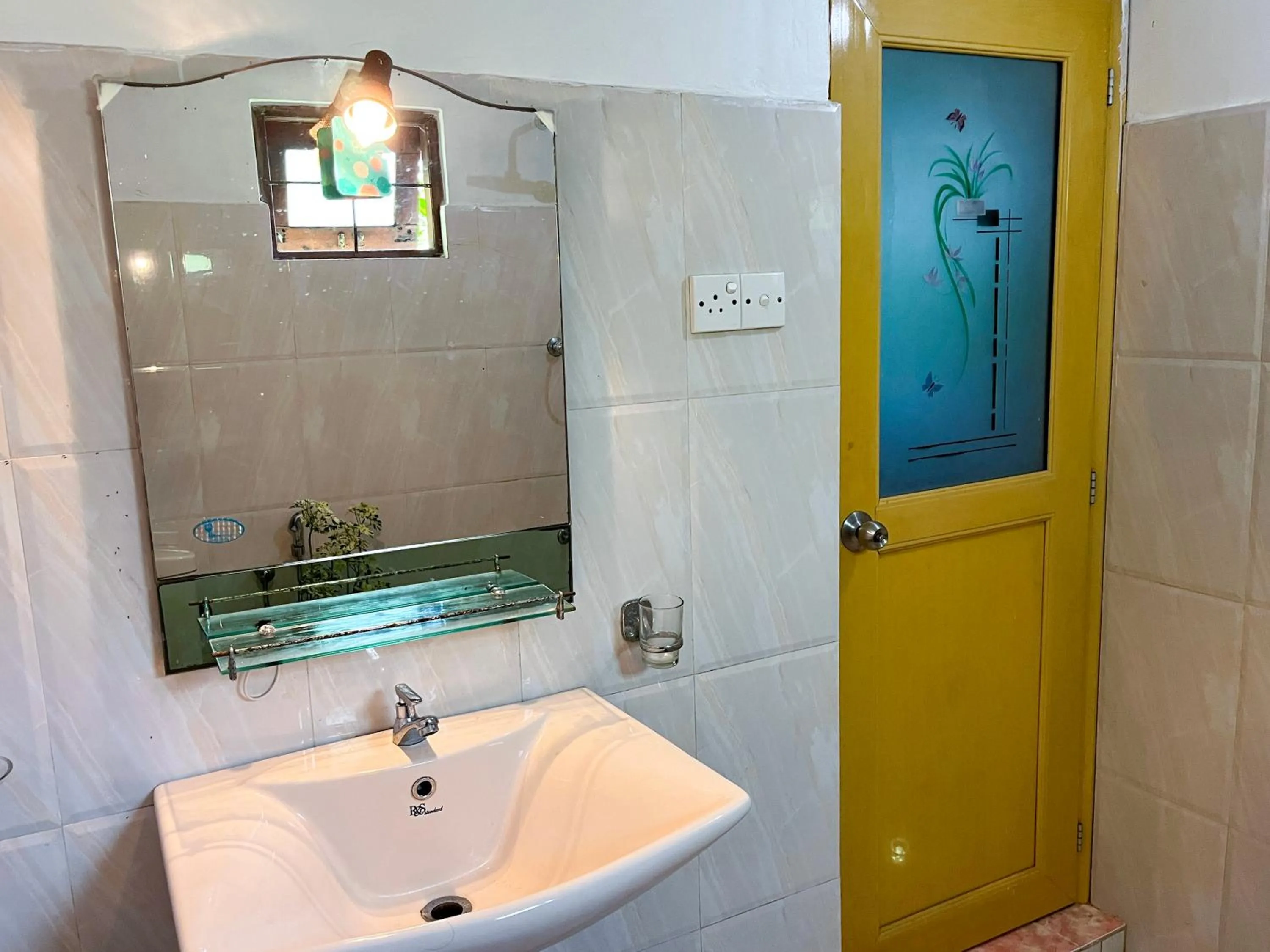 Bathroom in Damith Tourist Inn