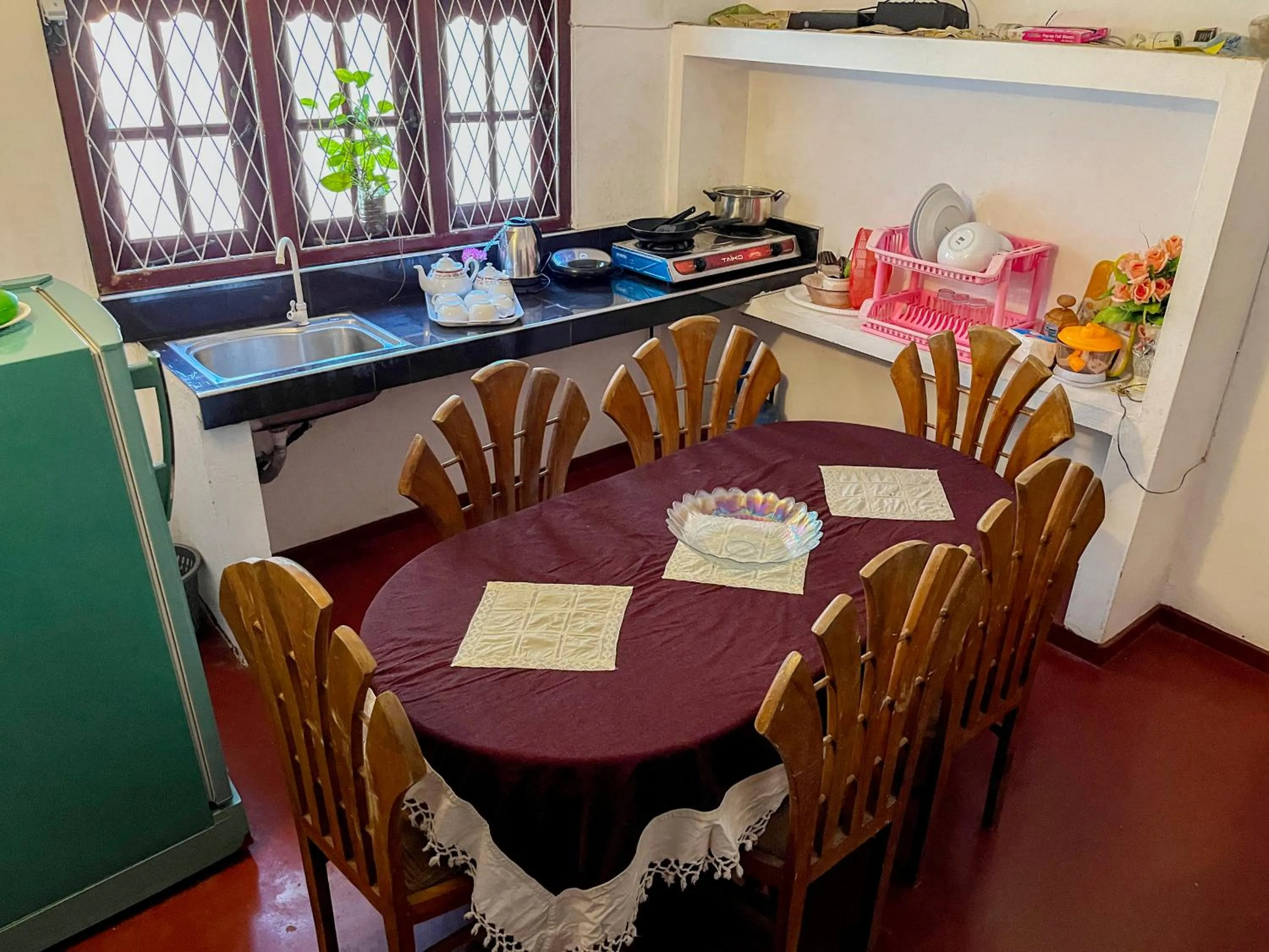 Dining area in Damith Tourist Inn