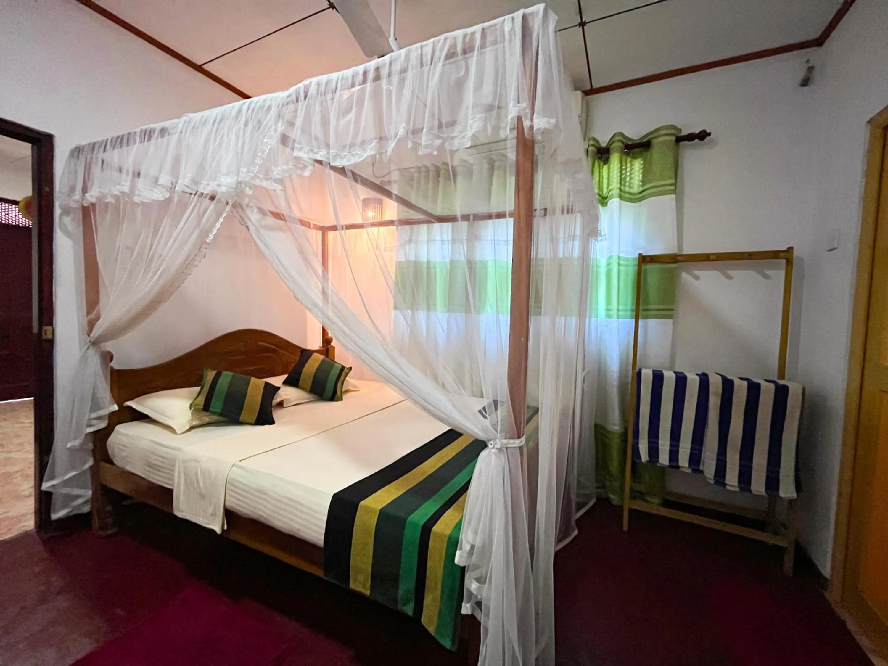 Photo of the whole room, Bed in Damith Tourist Inn