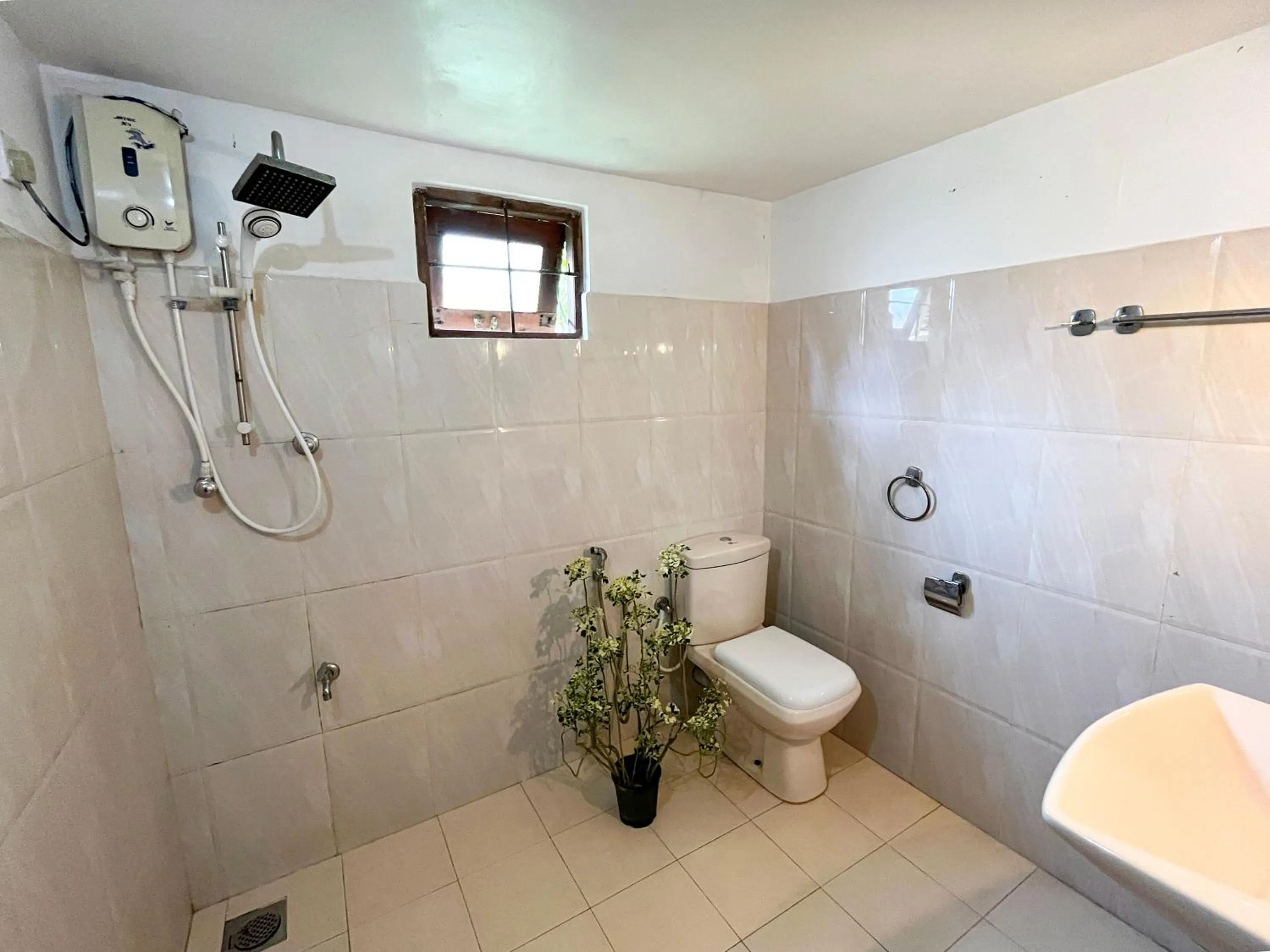 Bathroom in Damith Tourist Inn