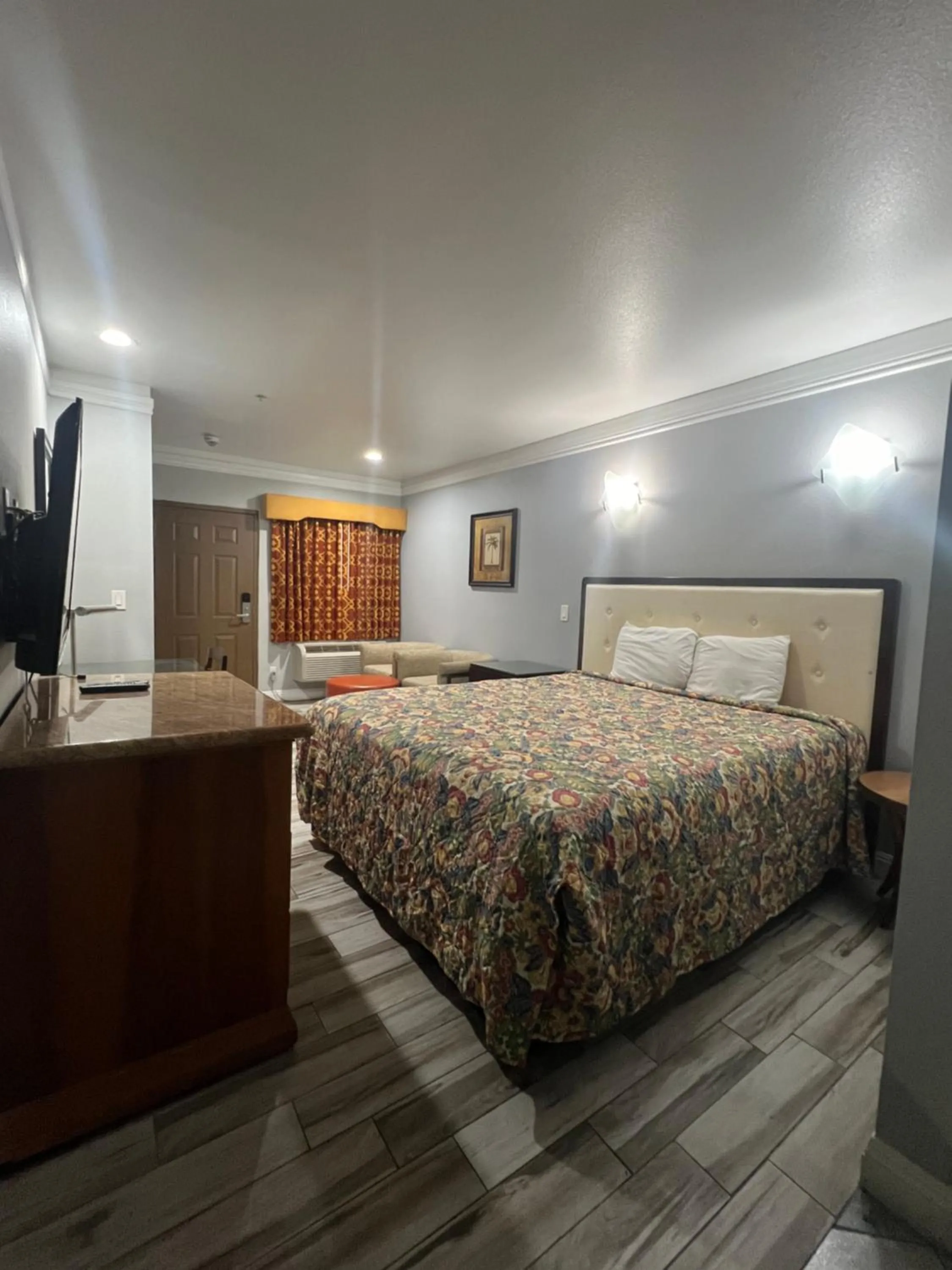 Photo of the whole room, Bed in Amber Motel