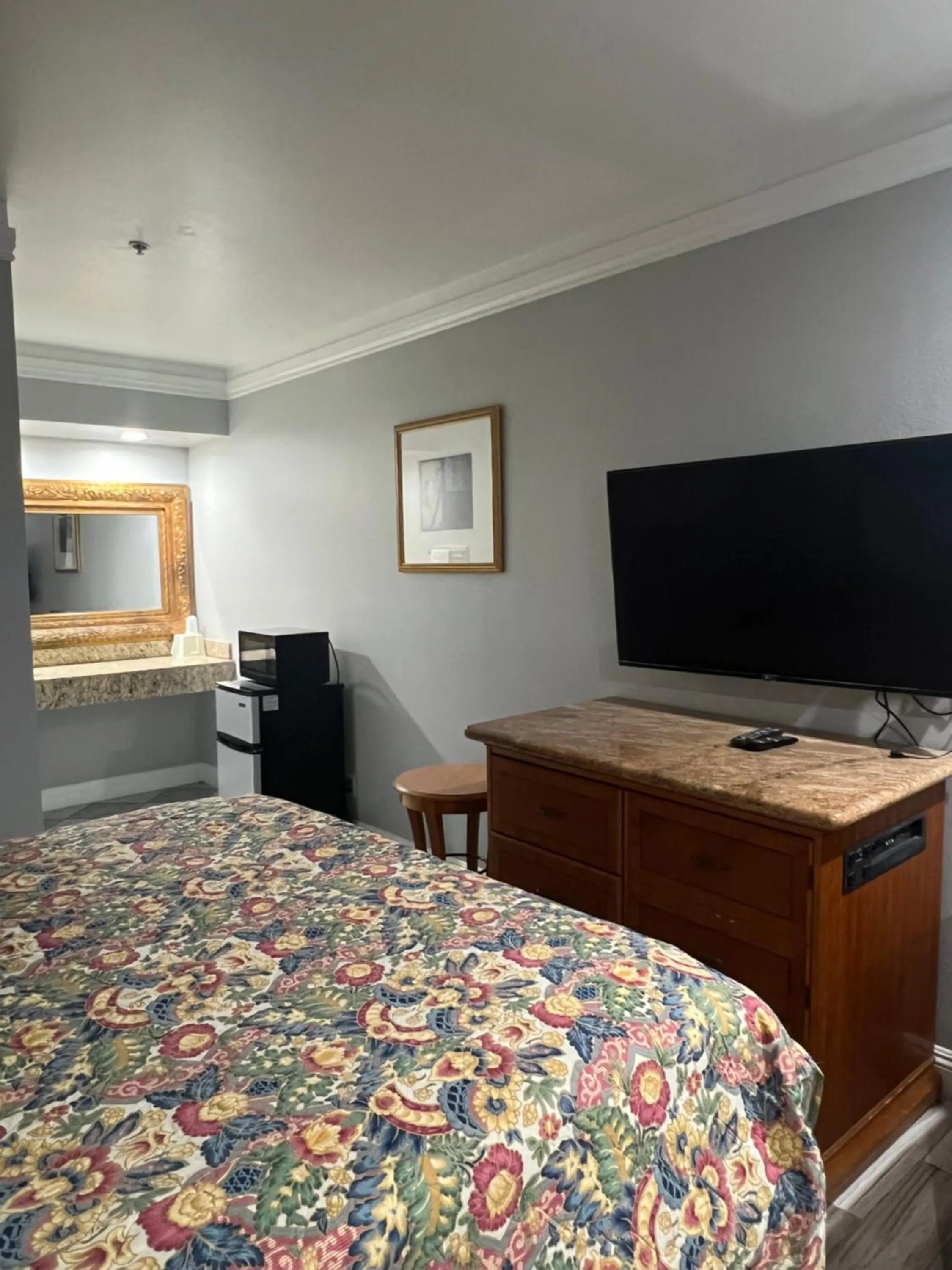 Bedroom, Bed in Amber Motel