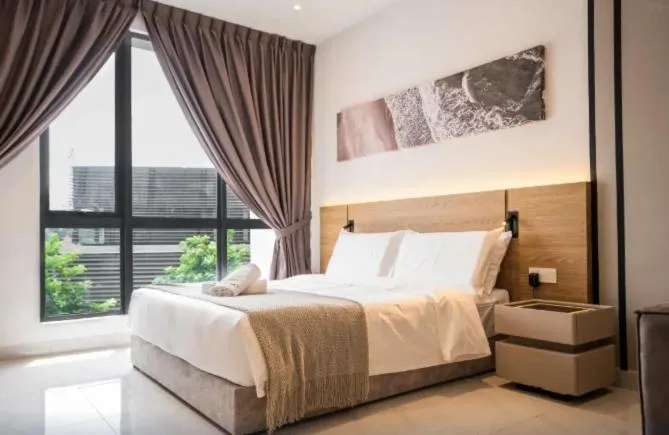 Deluxe Queen Suite in Inap II Suterabay By Ayuhouz