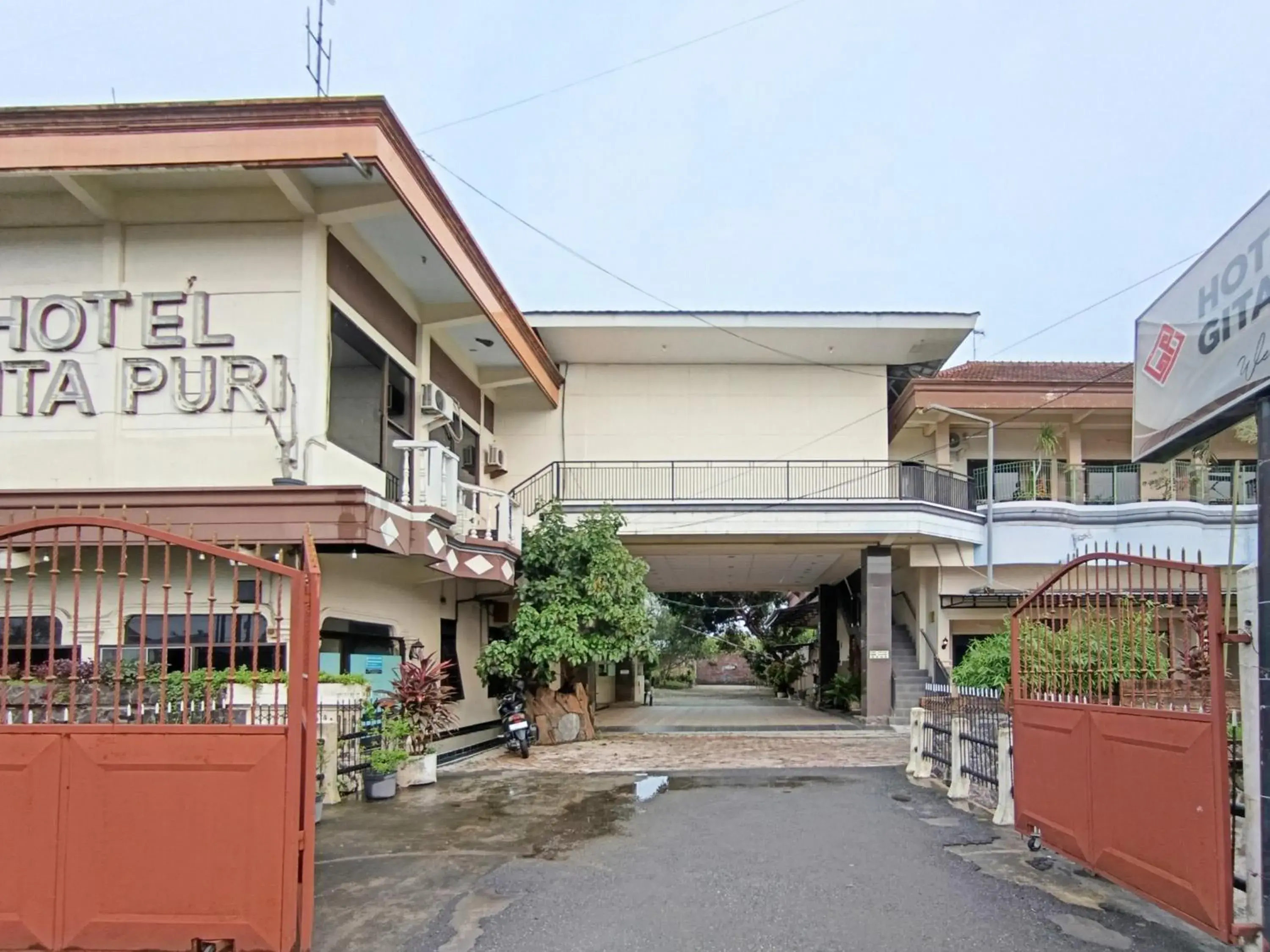 Facade/entrance in Gita Puri RedPartner Blitar Facade/entrance in Gita Puri RedPartner Blitar