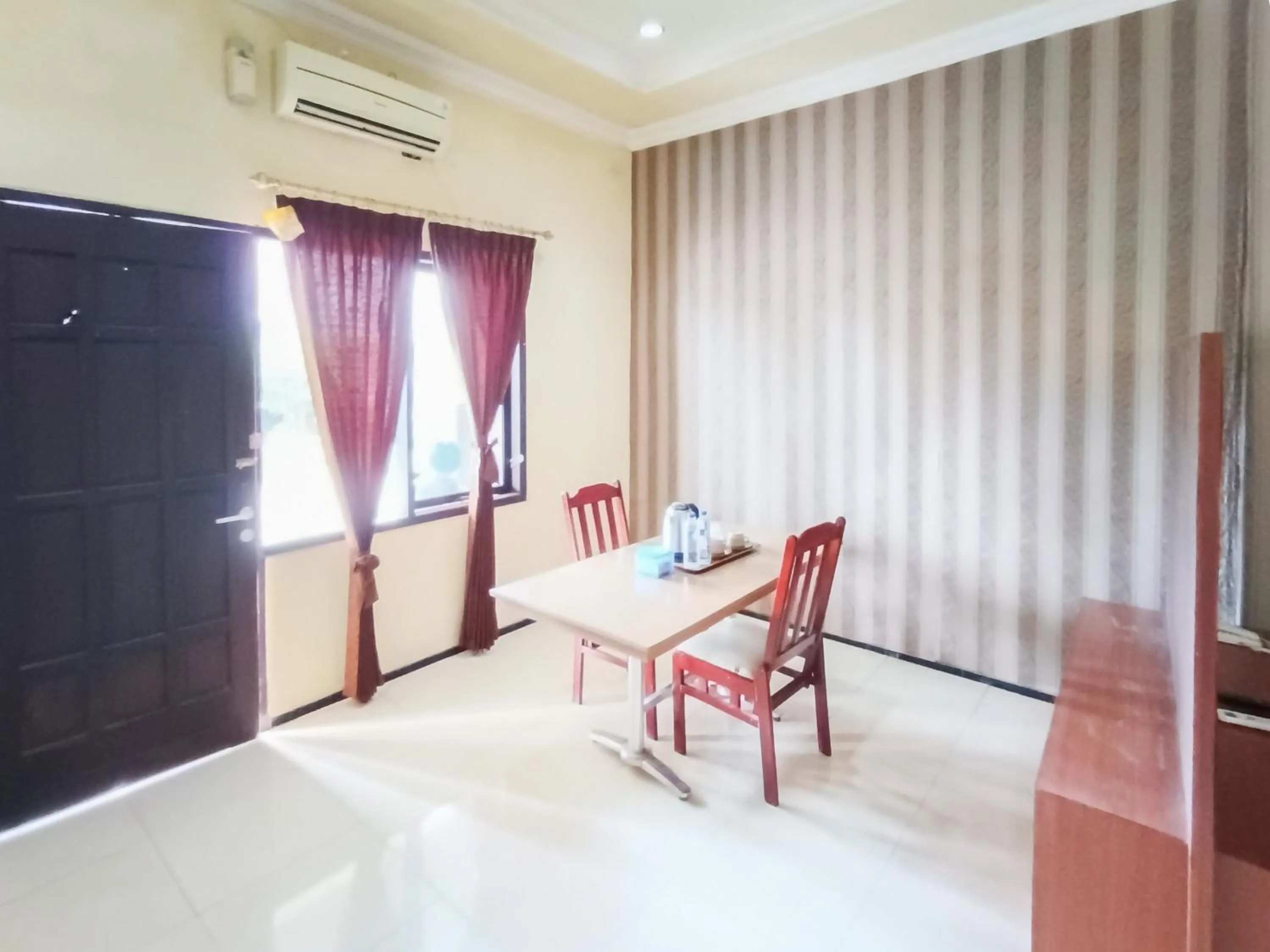 Seating area in Gita Puri RedPartner Blitar