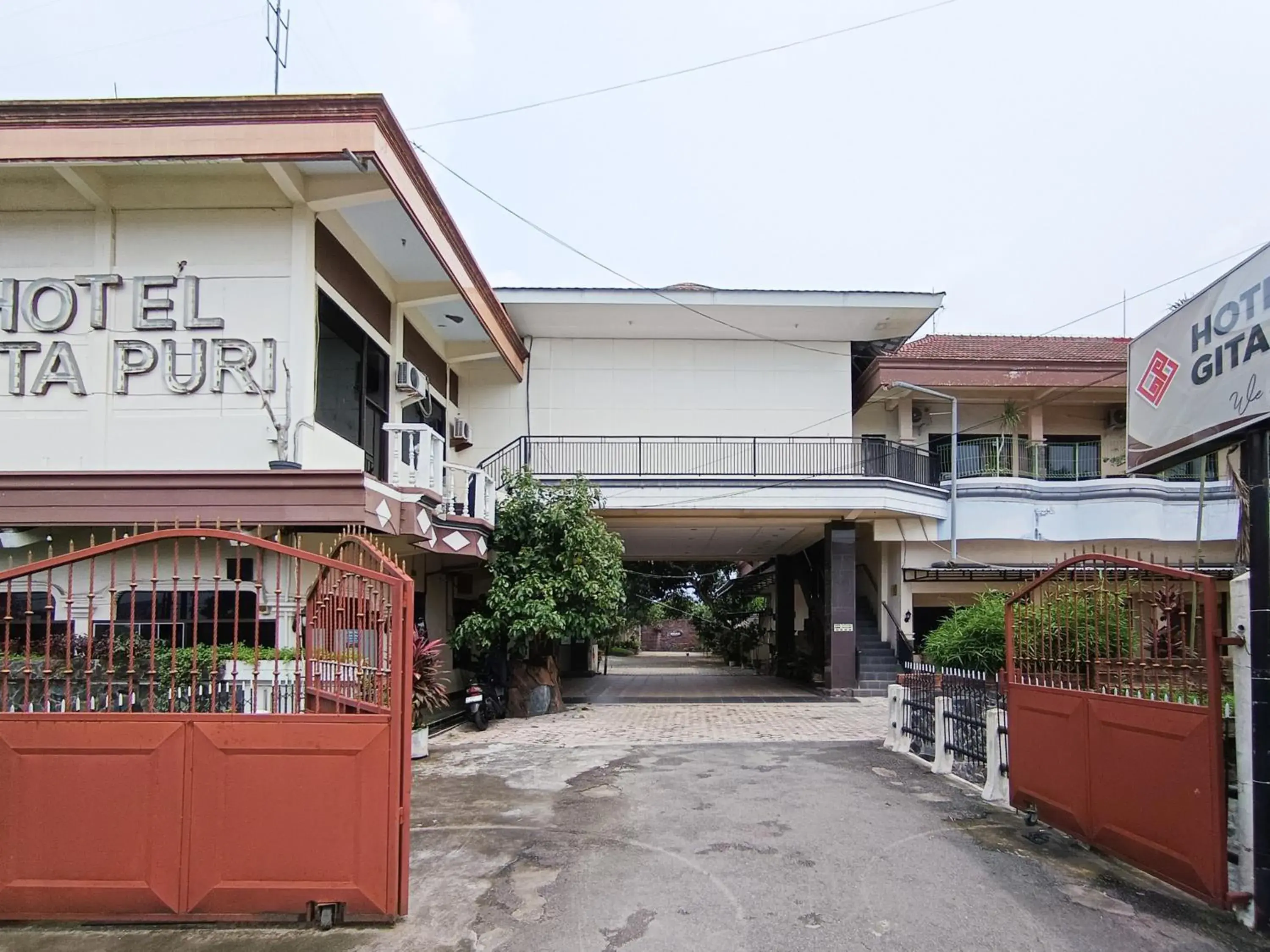 Facade/entrance in Gita Puri RedPartner Blitar Facade/entrance in Gita Puri RedPartner Blitar