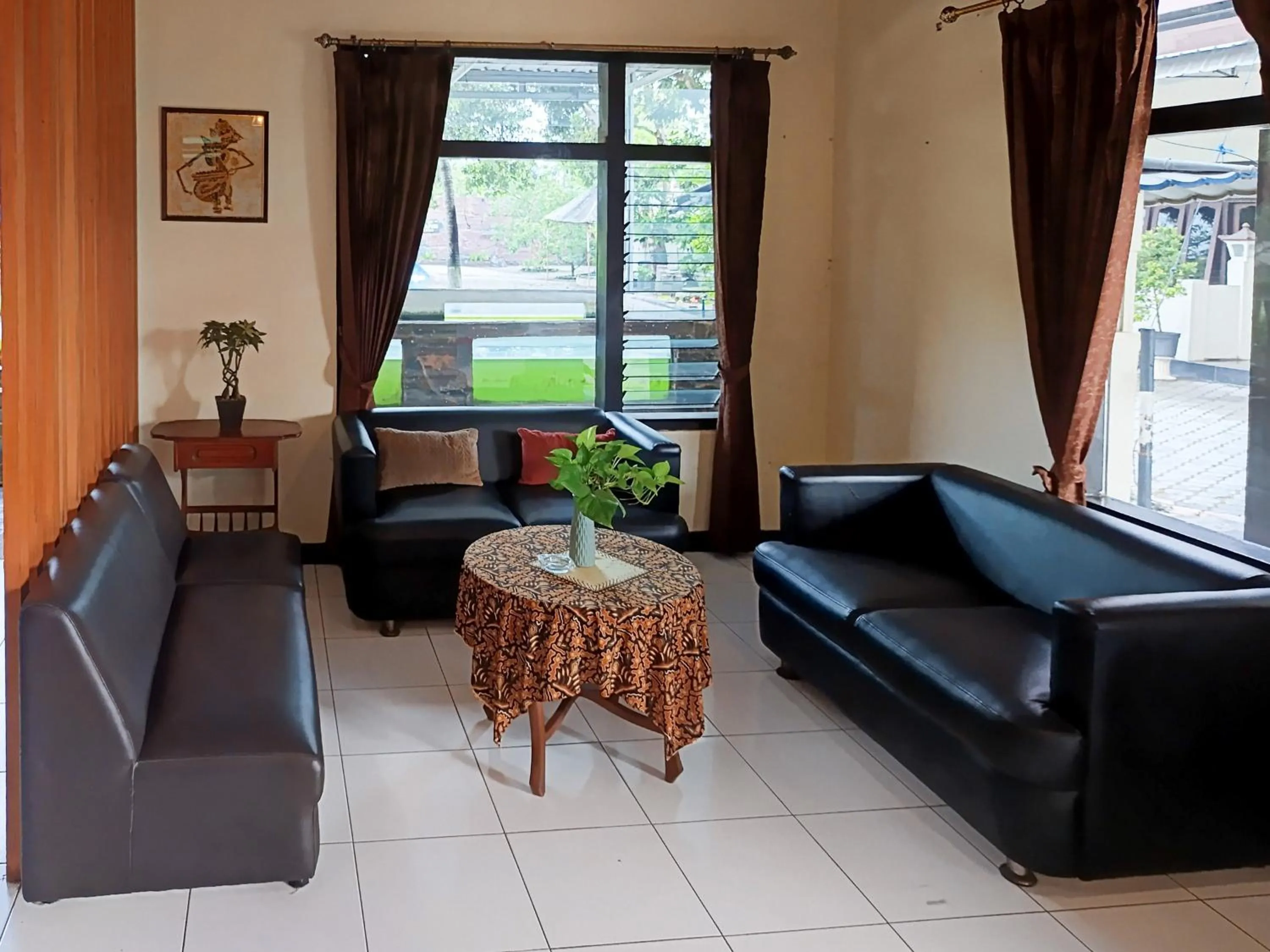 Seating area in Gita Puri RedPartner Blitar