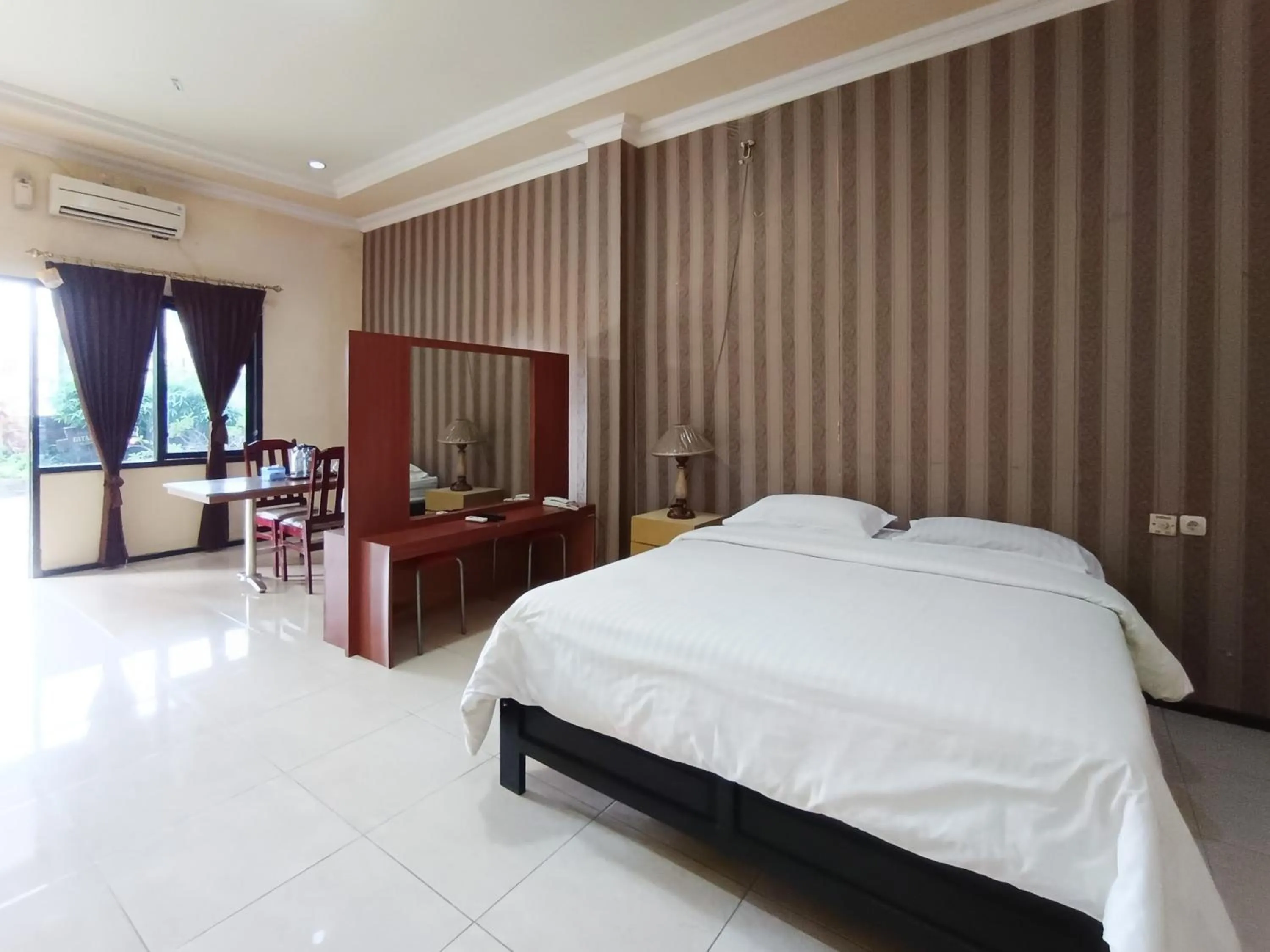 Bedroom, Bed in Gita Puri RedPartner Blitar