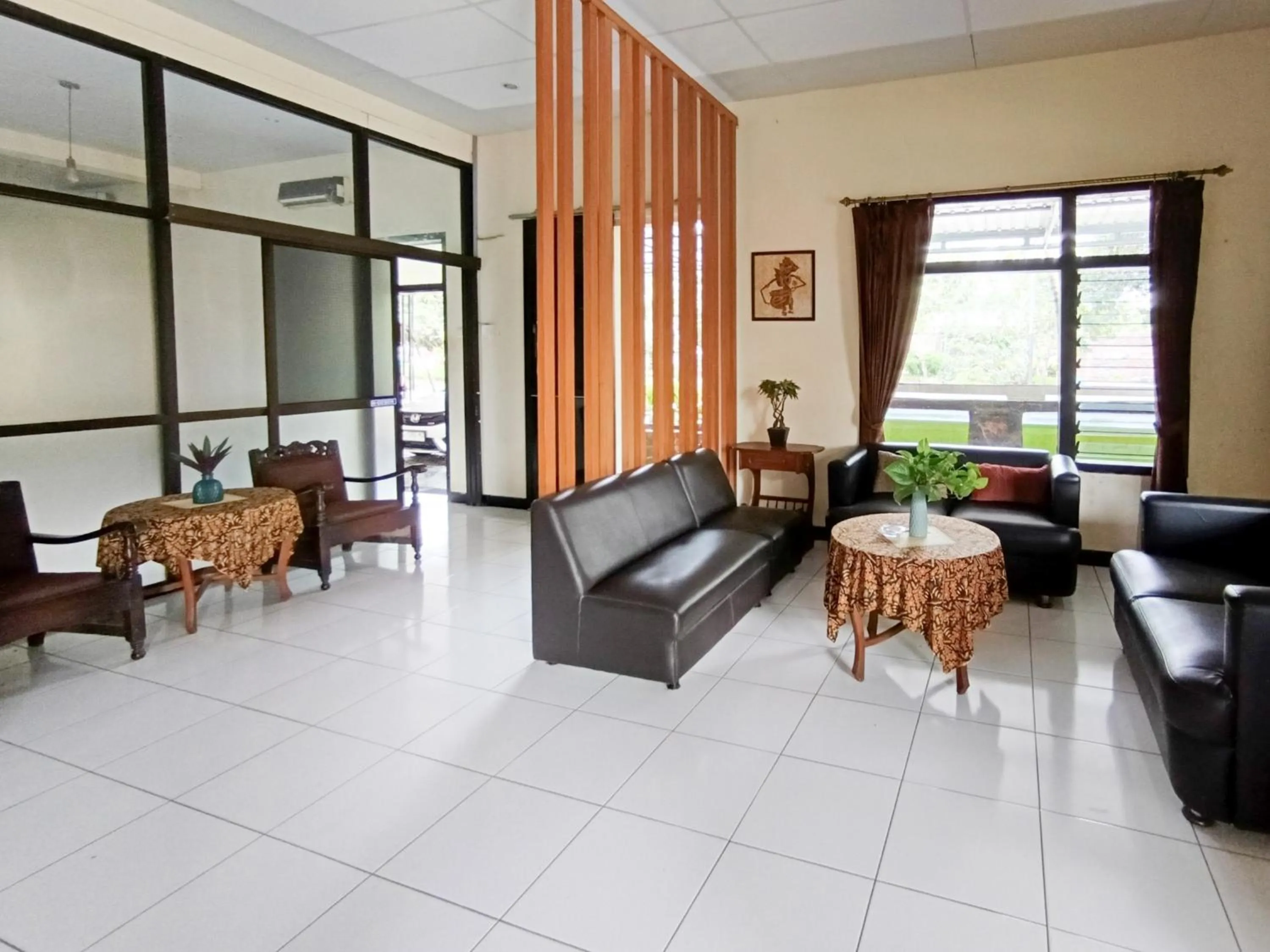 Seating area in Gita Puri RedPartner Blitar