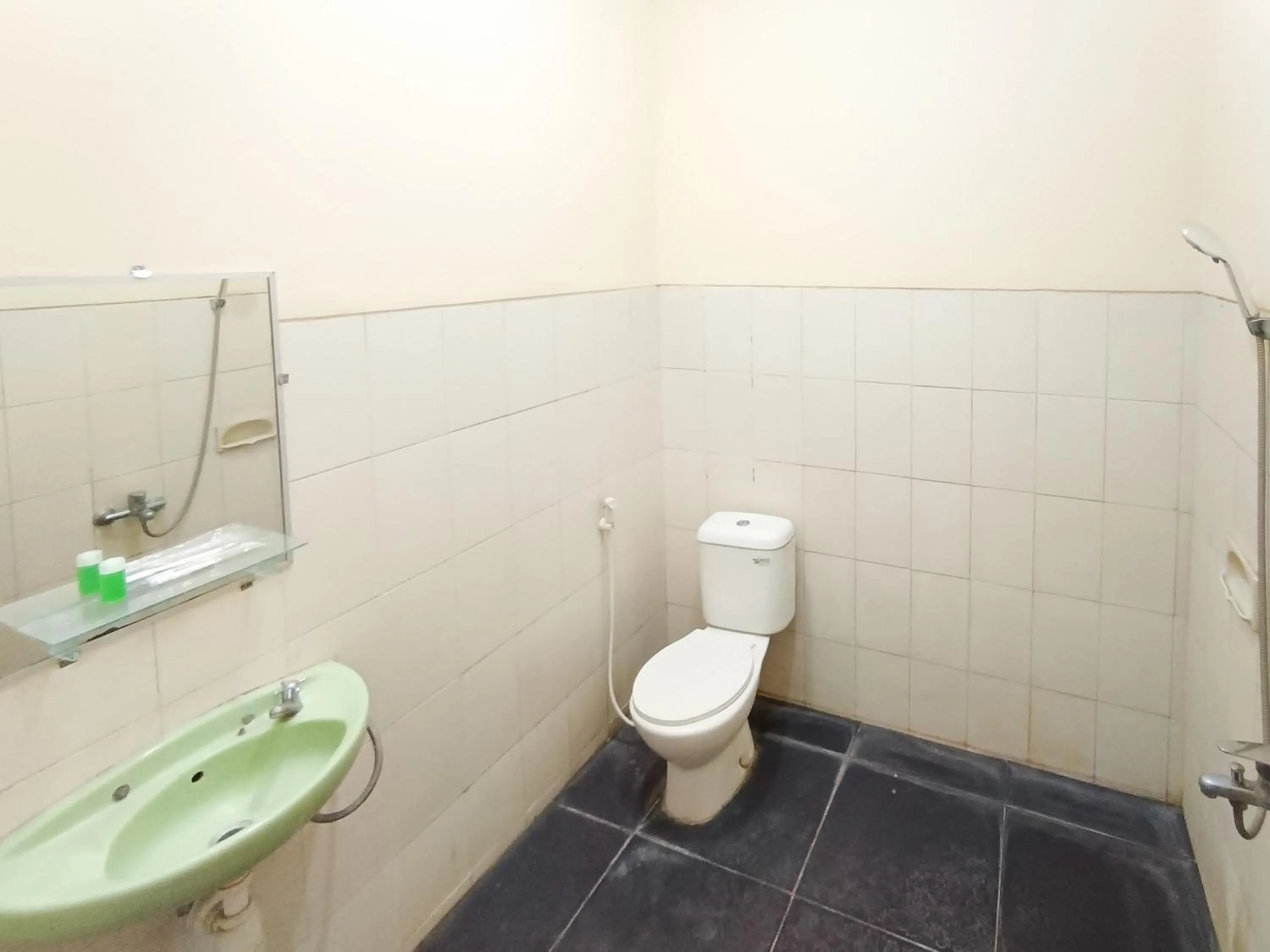 Bathroom in Gita Puri RedPartner Blitar