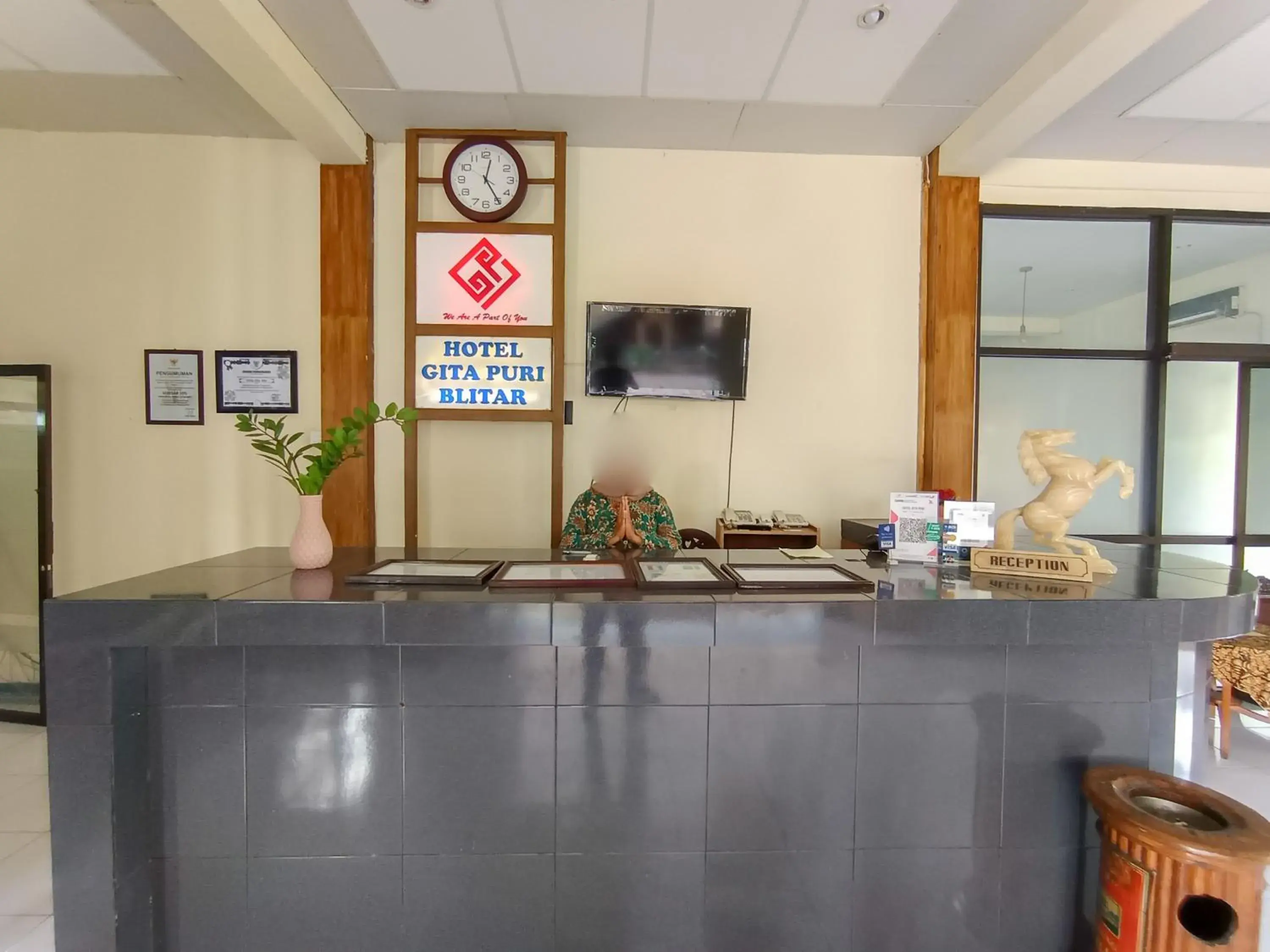 Lobby or reception in Gita Puri RedPartner Blitar Lobby or reception in Gita Puri RedPartner Blitar