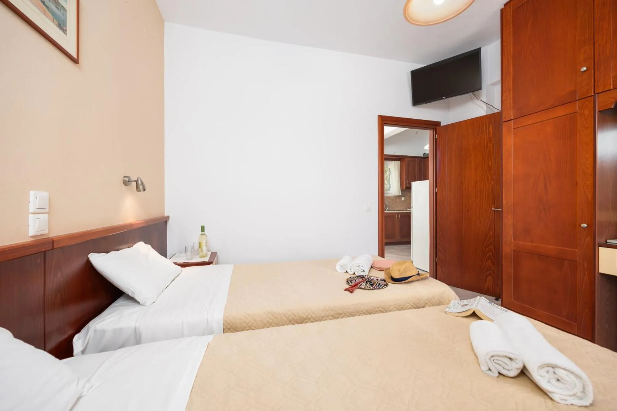 TV and multimedia, Bed in Kosmas Apartments