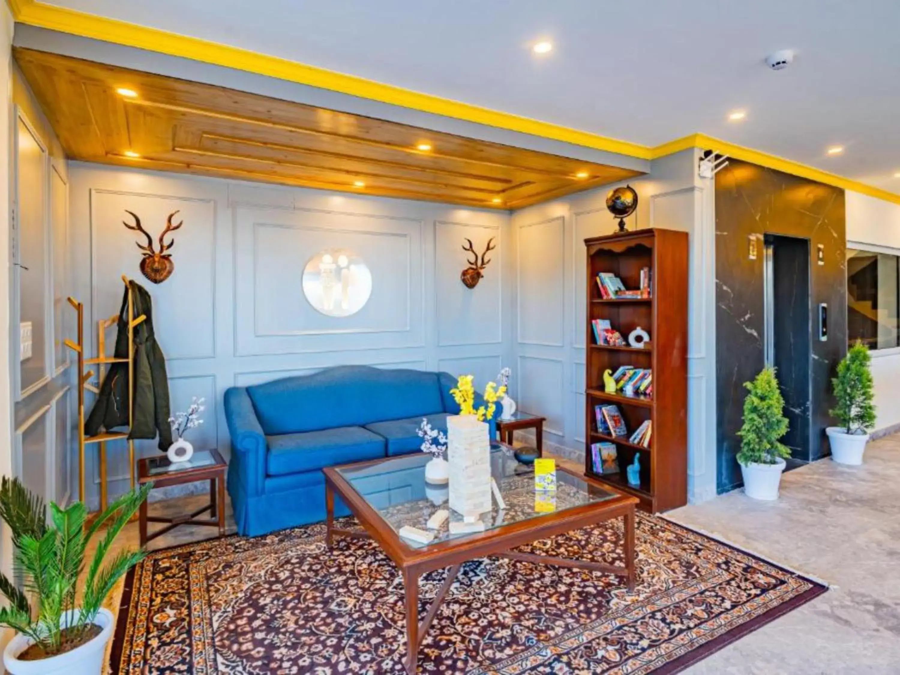 Communal lounge/ TV room in The Hosteller Shimla, Valley View Communal lounge/ TV room in The Hosteller Shimla, Valley View