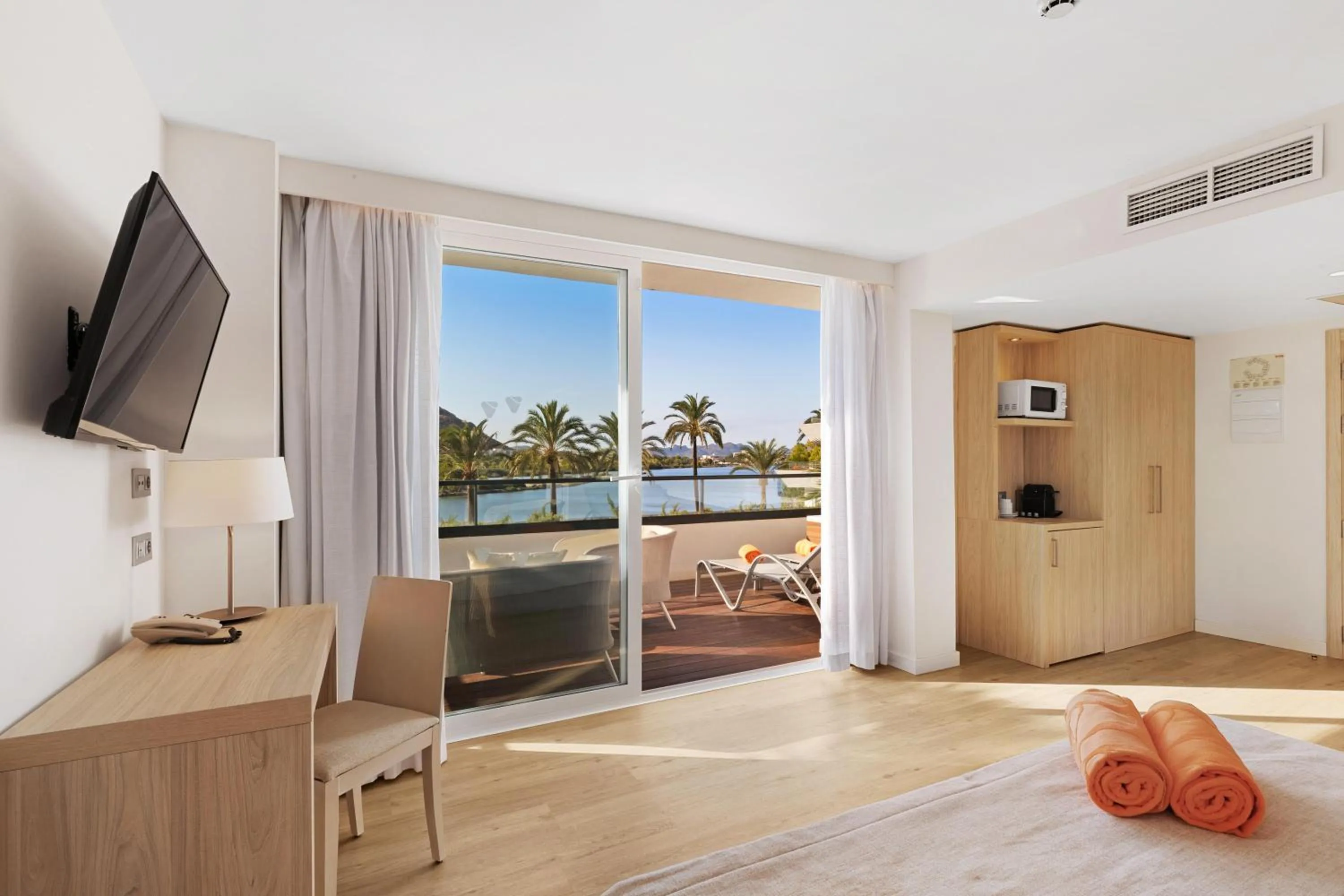 Photo of the whole room in VIVA Eden Lago