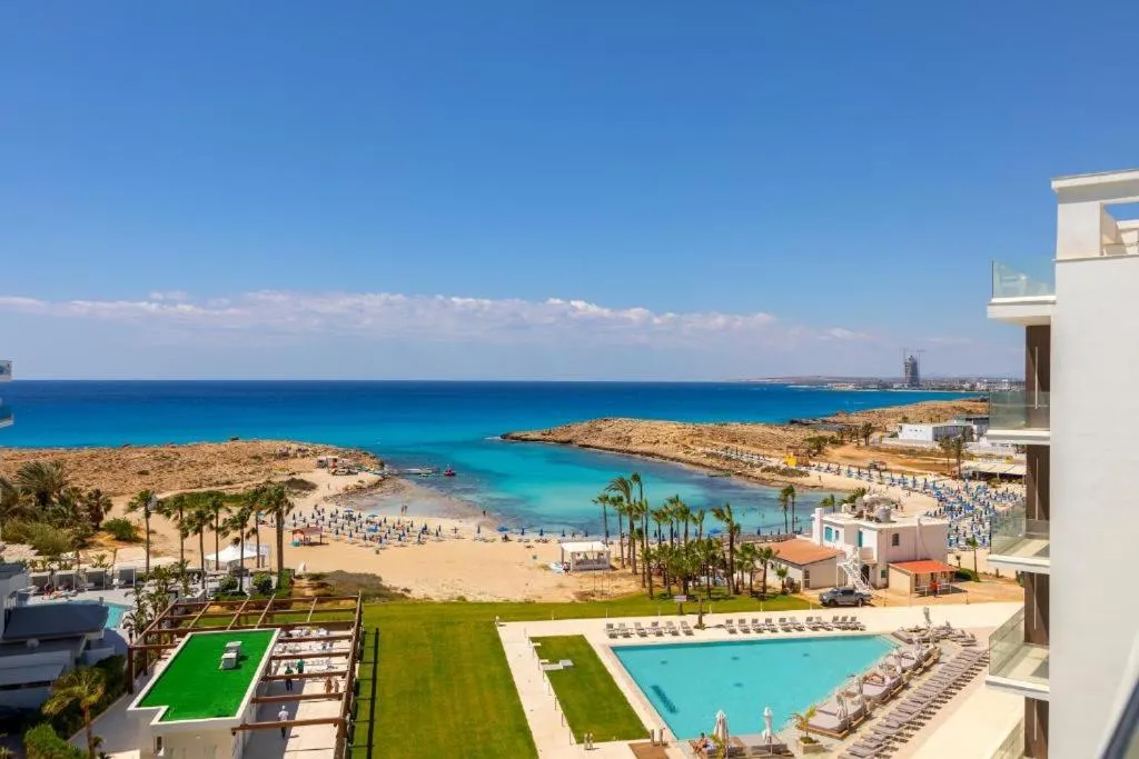 The HEALTHY Stay-Padel, Pool&Fitness