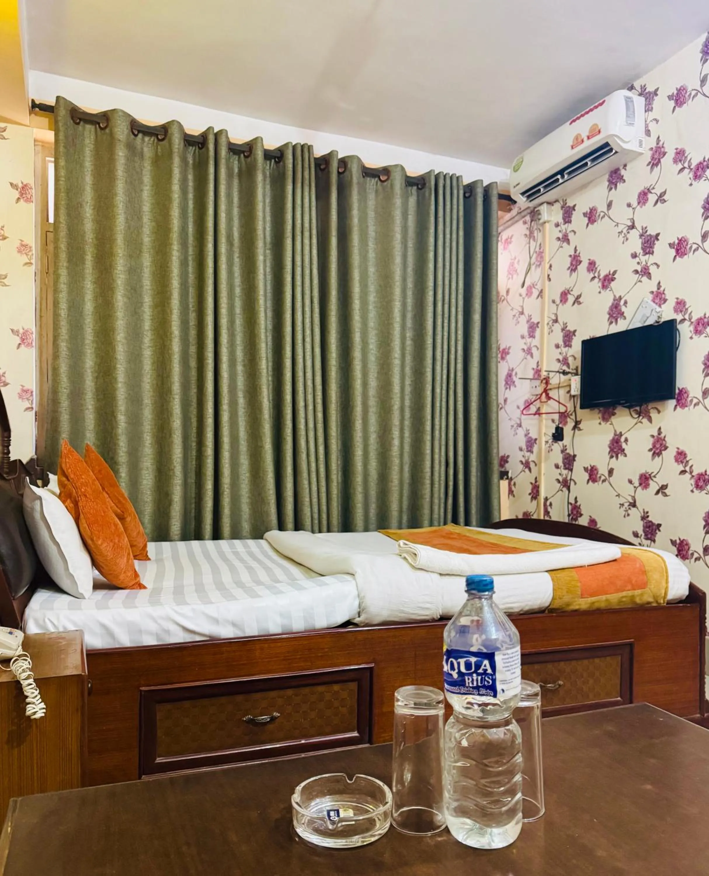 Communal lounge/ TV room, Bed in Om Mandakini Hotel