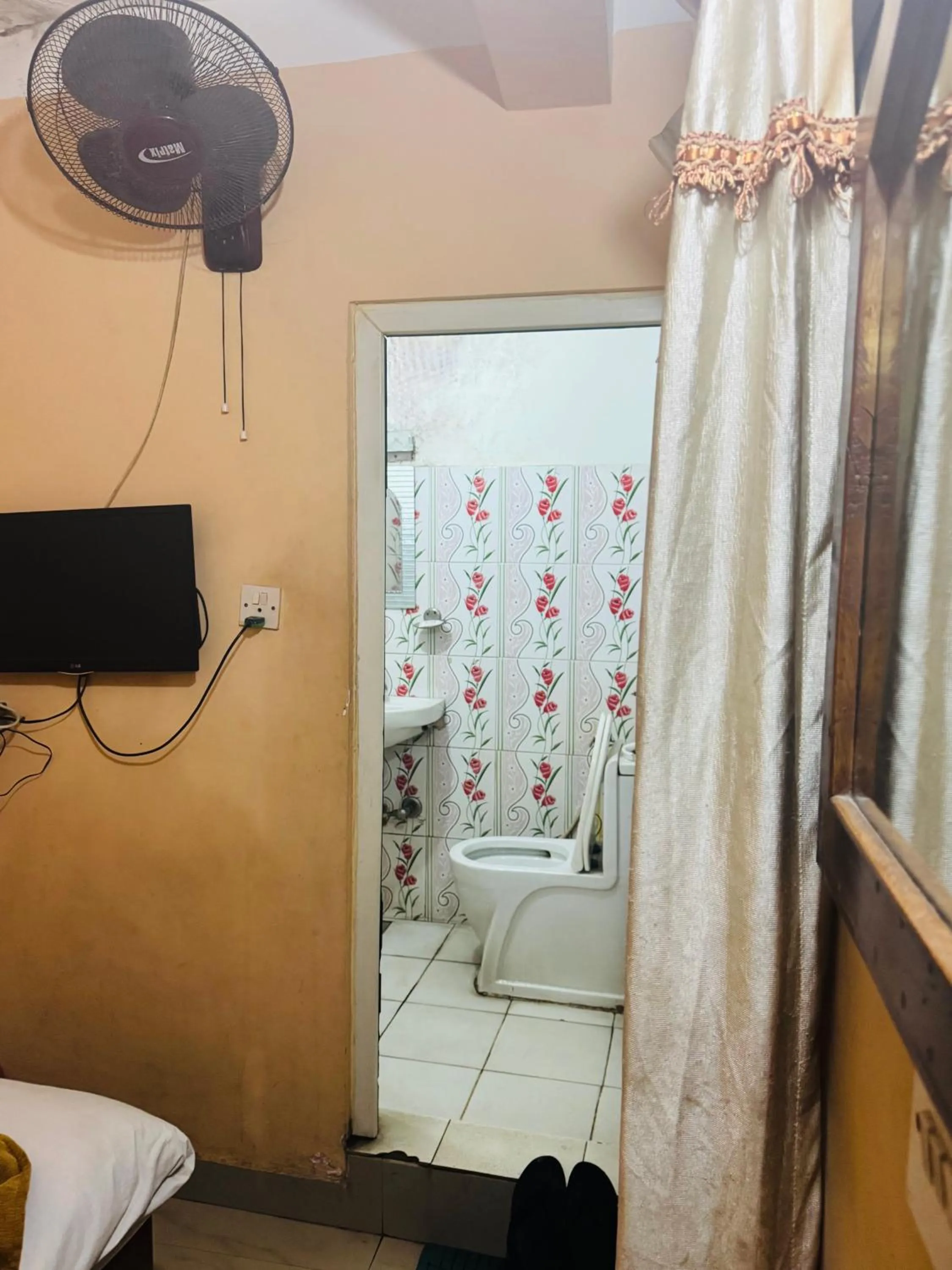 Shower in Om Mandakini Hotel