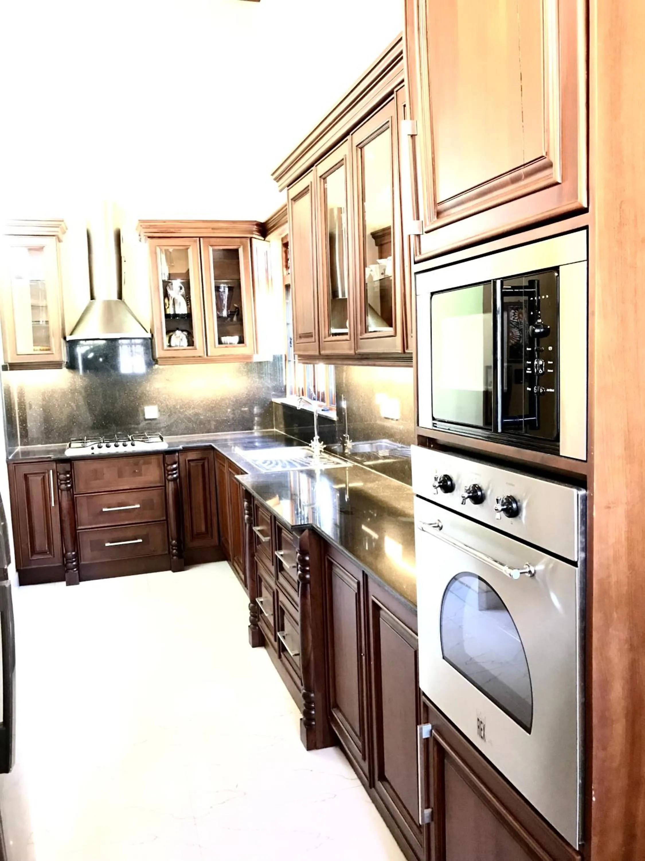 Kitchen or kitchenette in Ama Villa Negombo