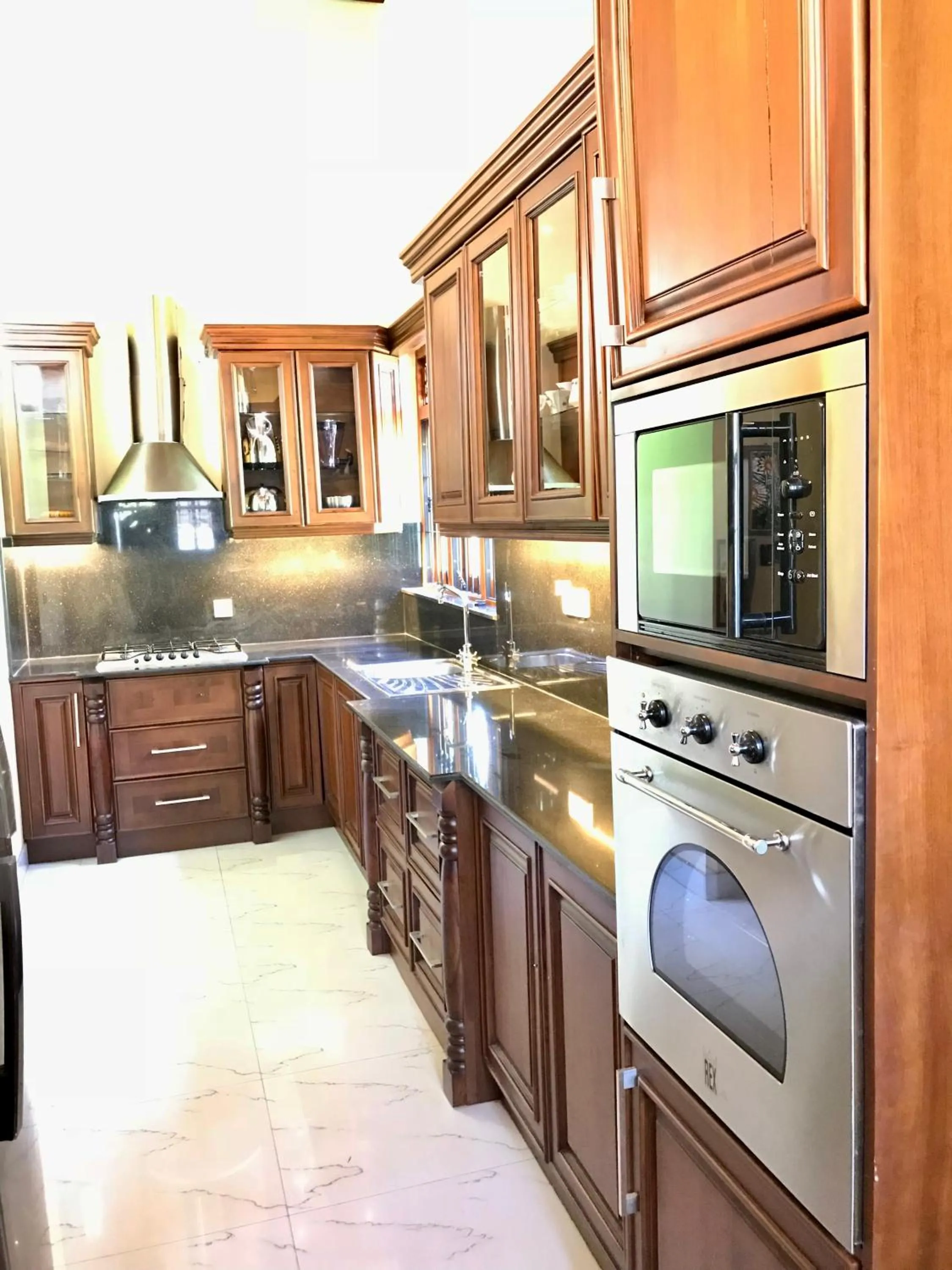 Kitchen or kitchenette in Ama Villa Negombo