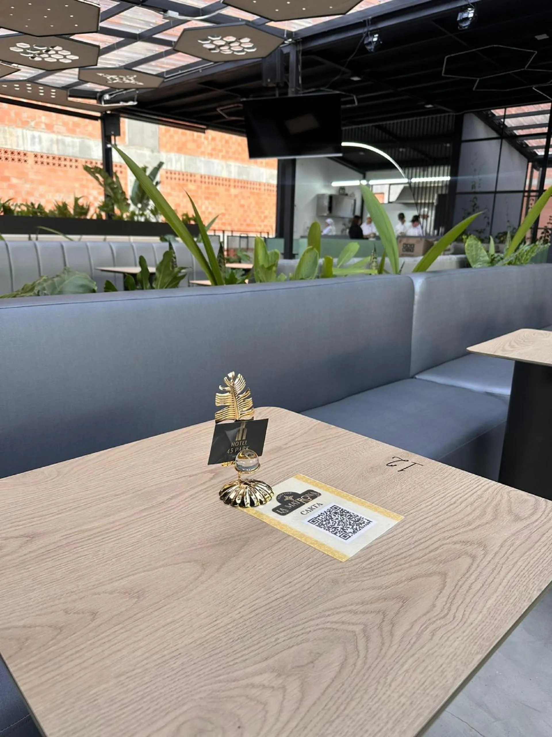 Restaurant/places to eat in Hotel 45 Park