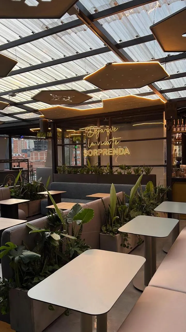 Restaurant/places to eat in Hotel 45 Park