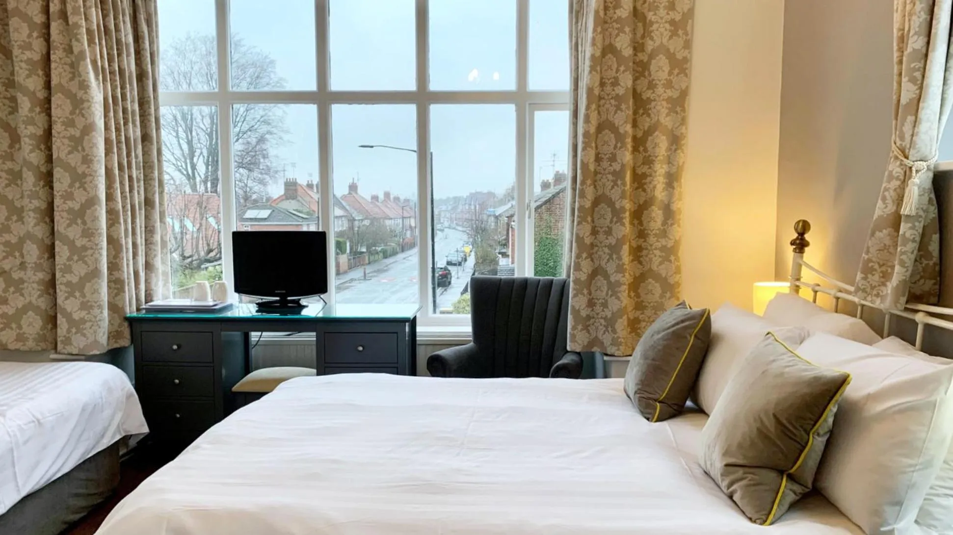Bathroom, Bed in The Crescent York