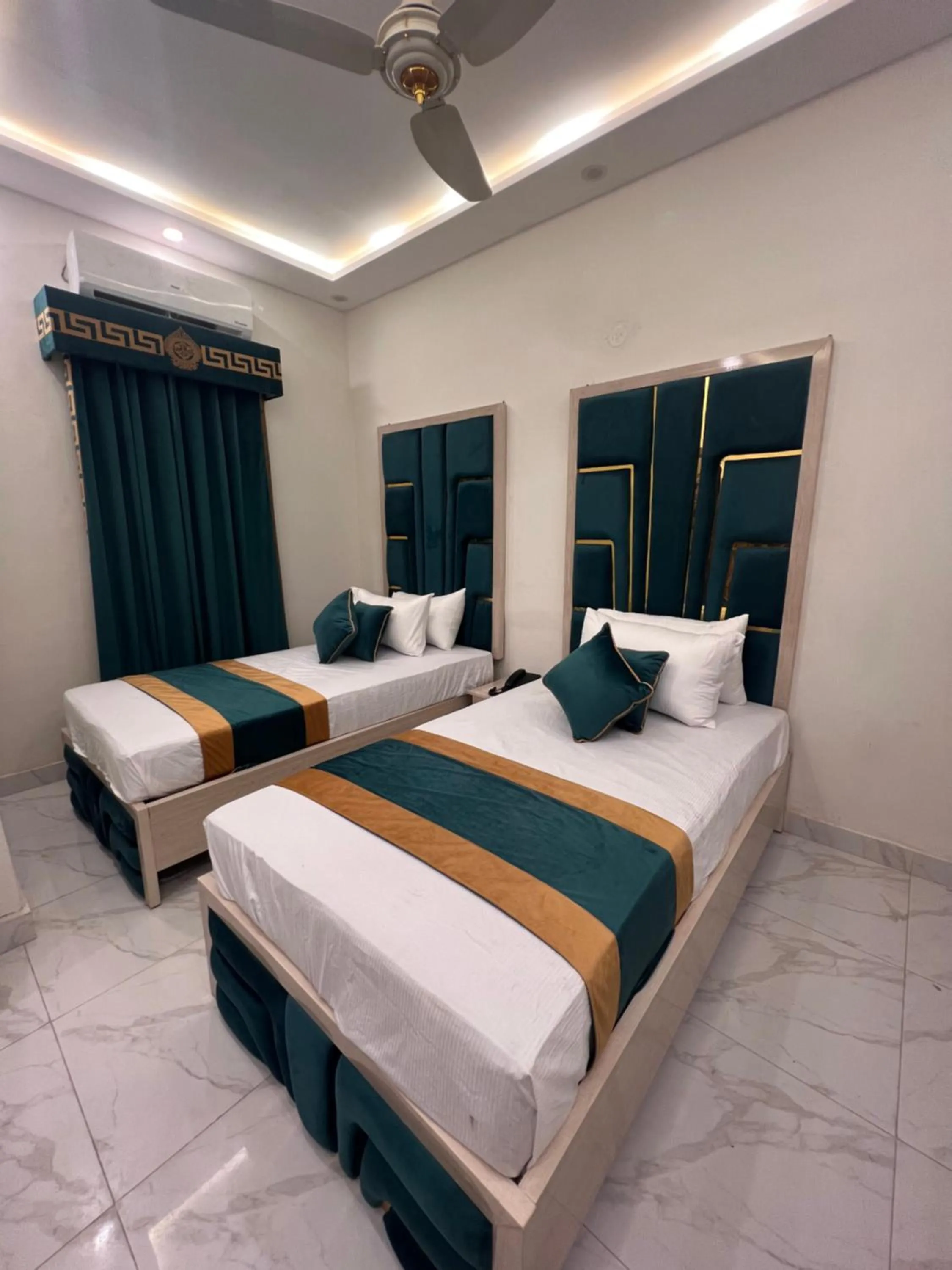 Deluxe Twin Room in Gulberg Inn Hotel Lahore
