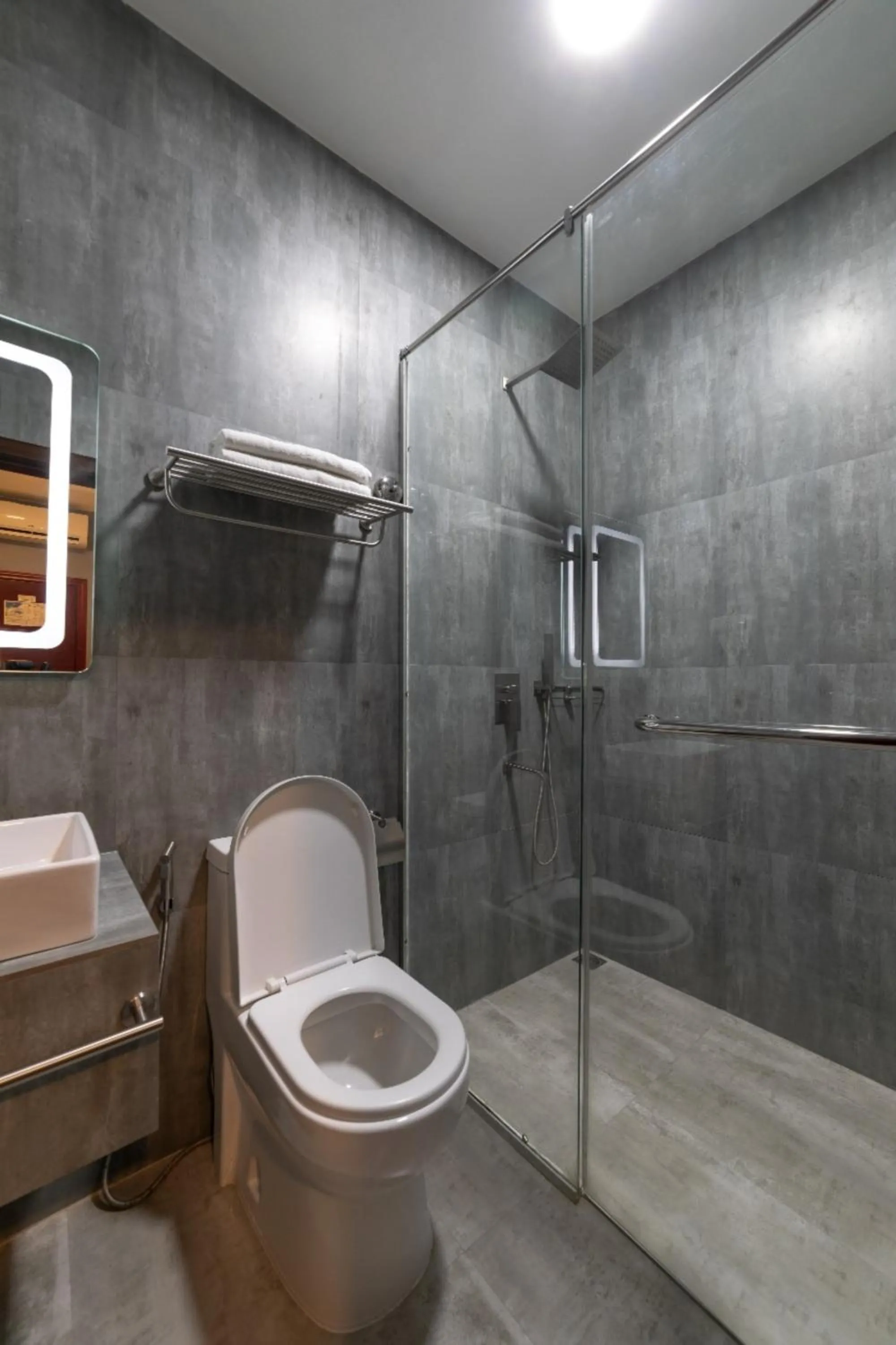 Shower in Dhiffushi Tourist Hotel