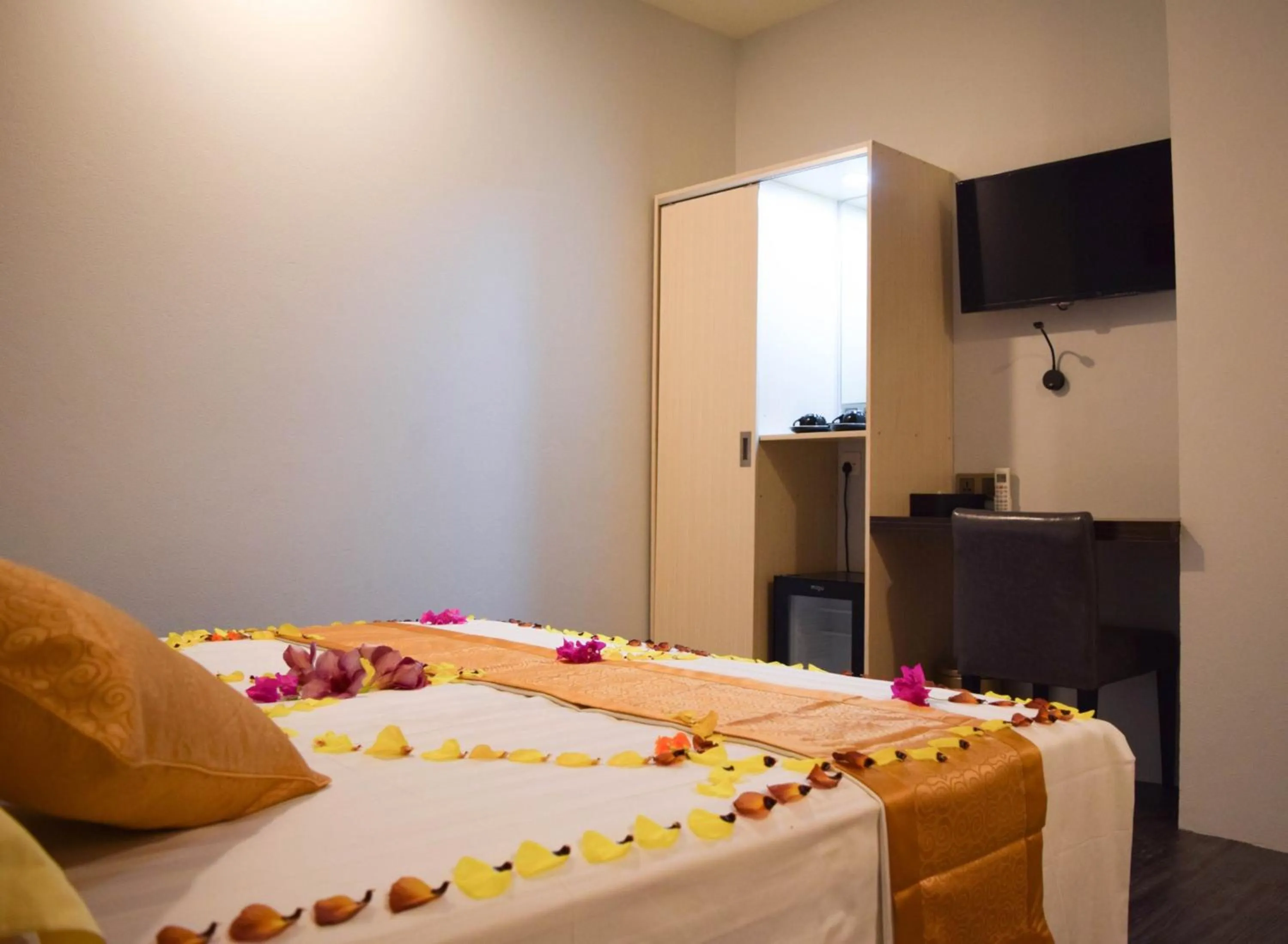 Bed in Dhiffushi Tourist Hotel